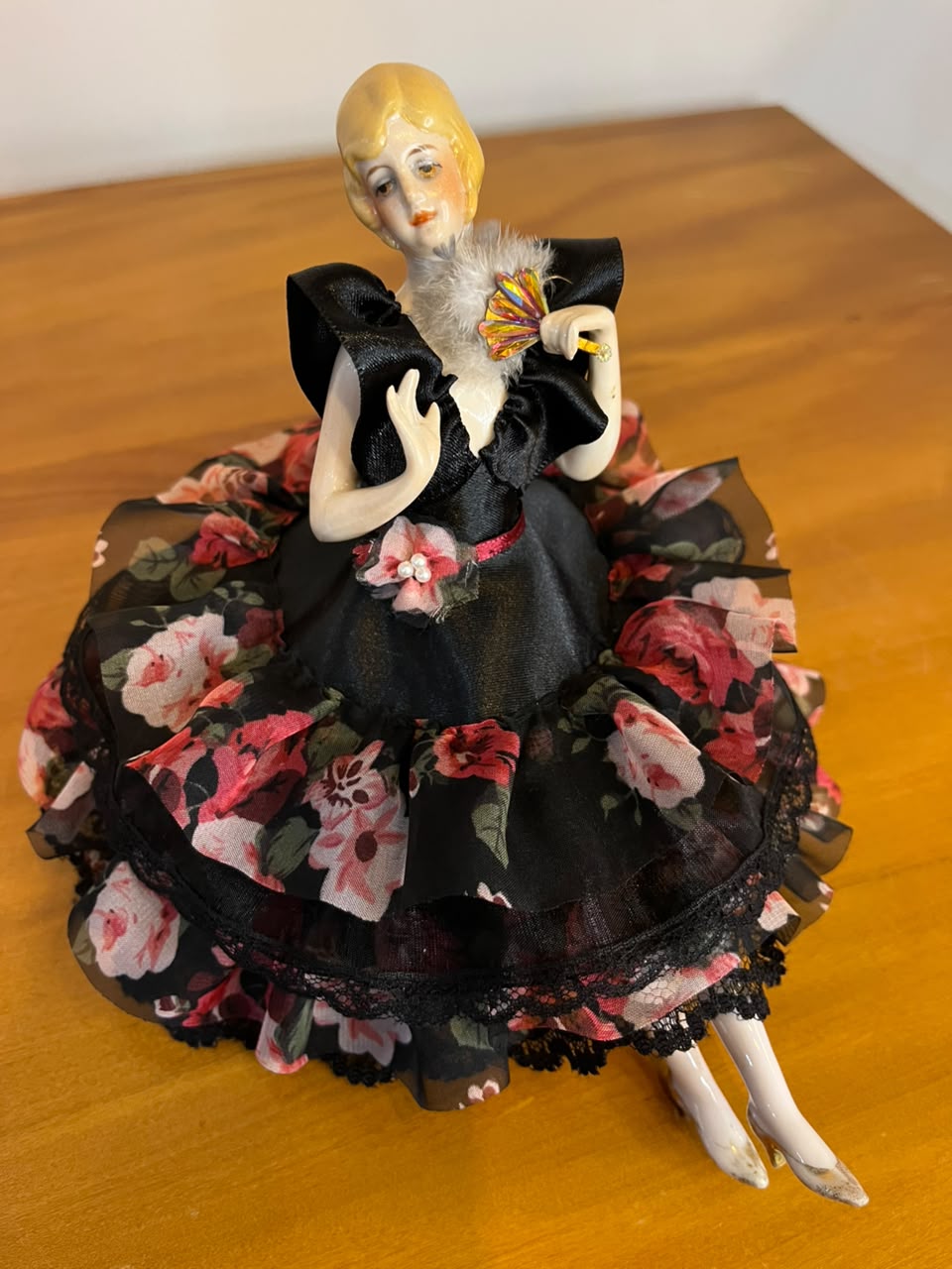 Boneca de porcelana estilo boudoir com vestido em tecido preto com flores – 14 cm