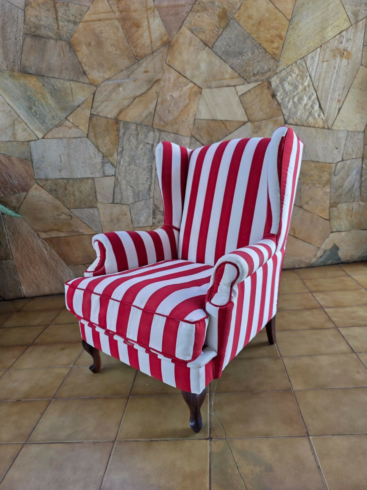 Poltrona Bergère Clássica Estofada em listras vermelho e branco, com pés em imbuia maciça.