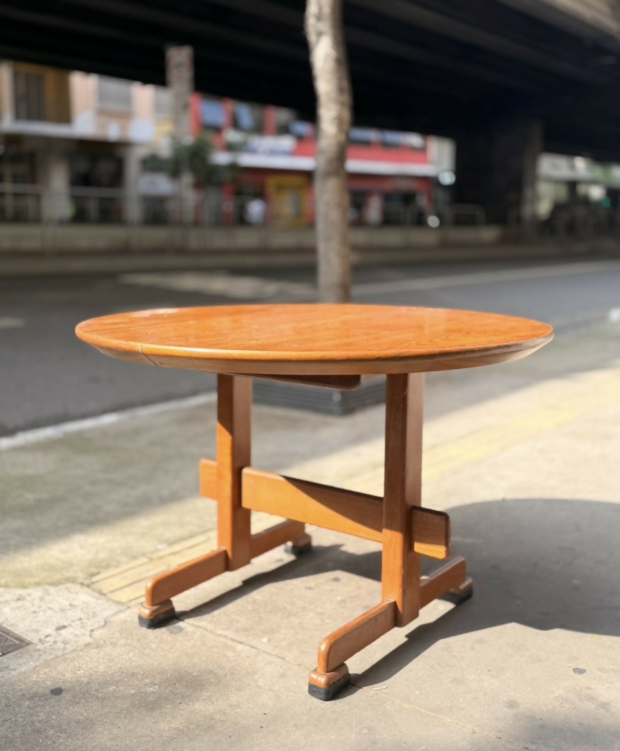 Mesa de jantar redonda extensível em madeira clara