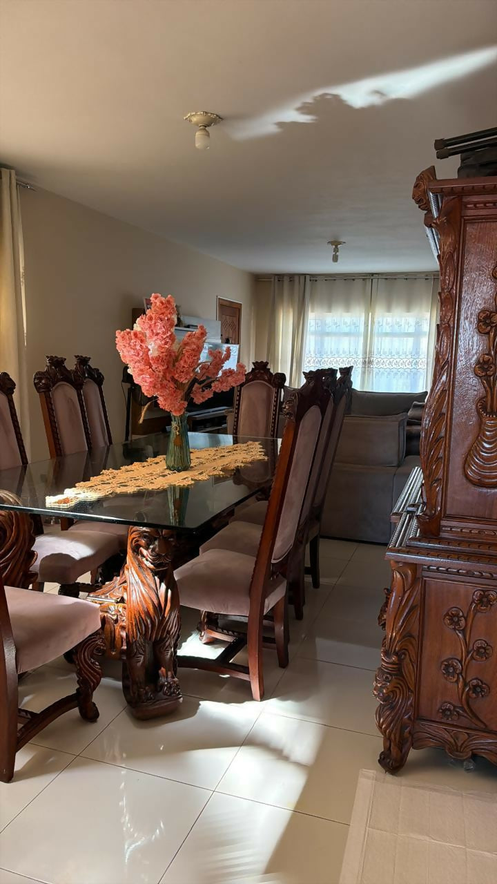 Conjunto Sala de Jantar + Cristaleira + Mesa Centro e Canto - em Mogno Maciço Entalhado – Peça Clássica de Alto Padrão