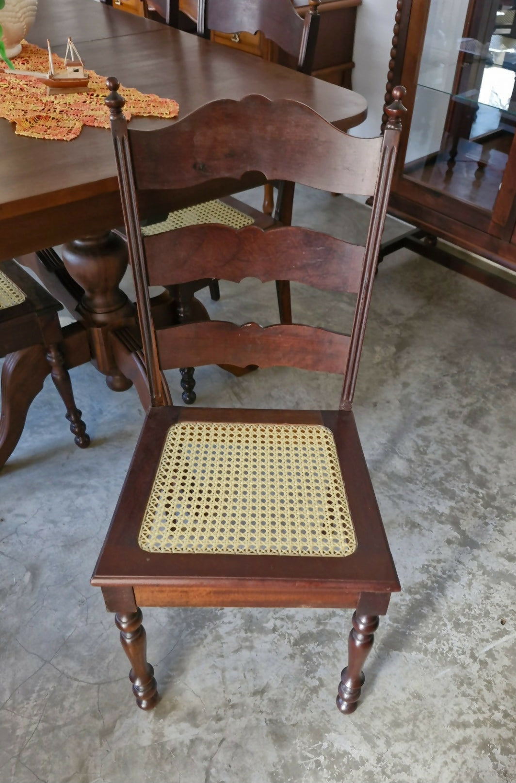 Conjunto de Mesa retangular e cadeiras em palhinha