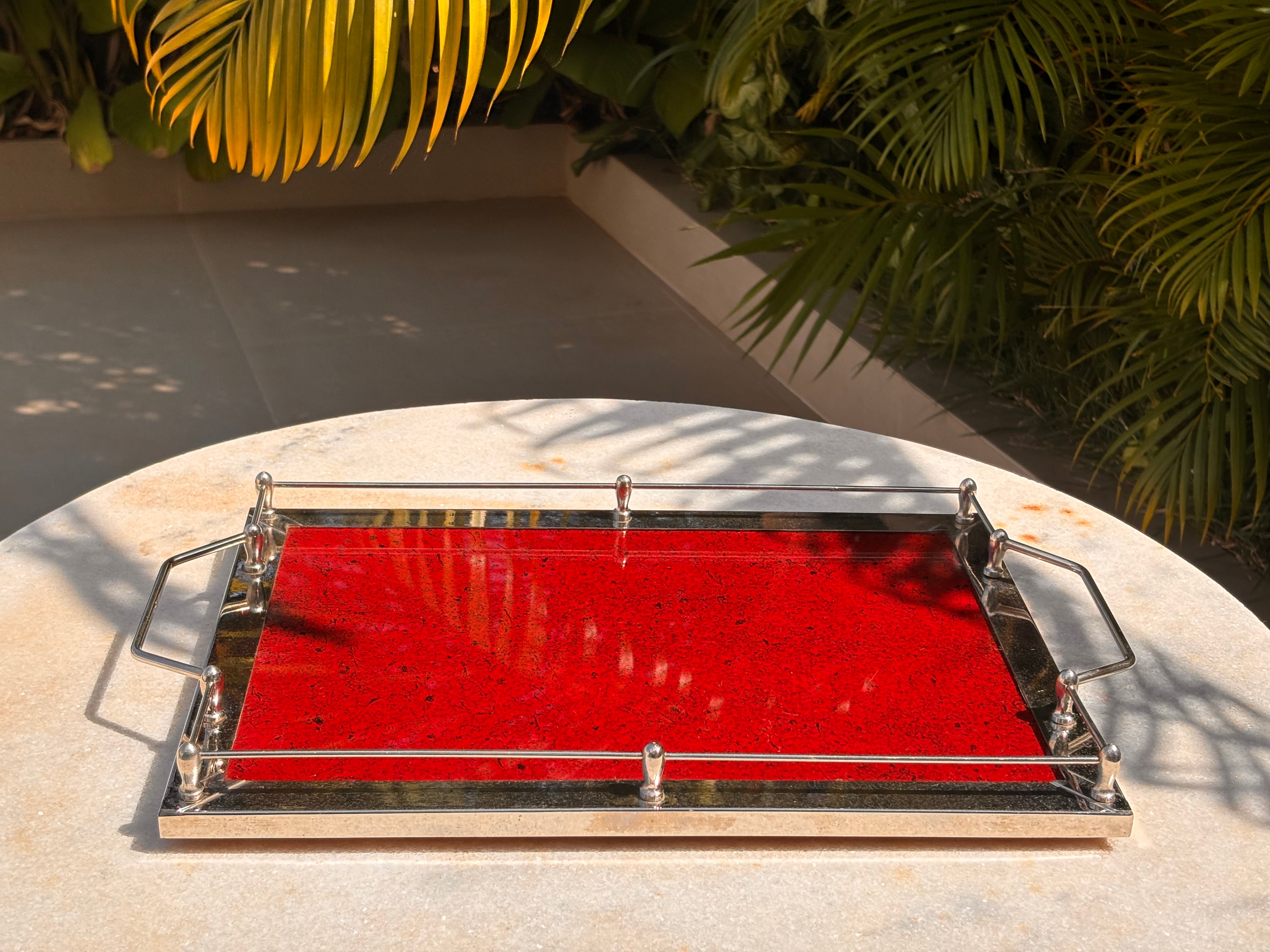 Bandeja Decorativa Retangular Luxo – Vermelha e Prata (Estilo Mid-Century)