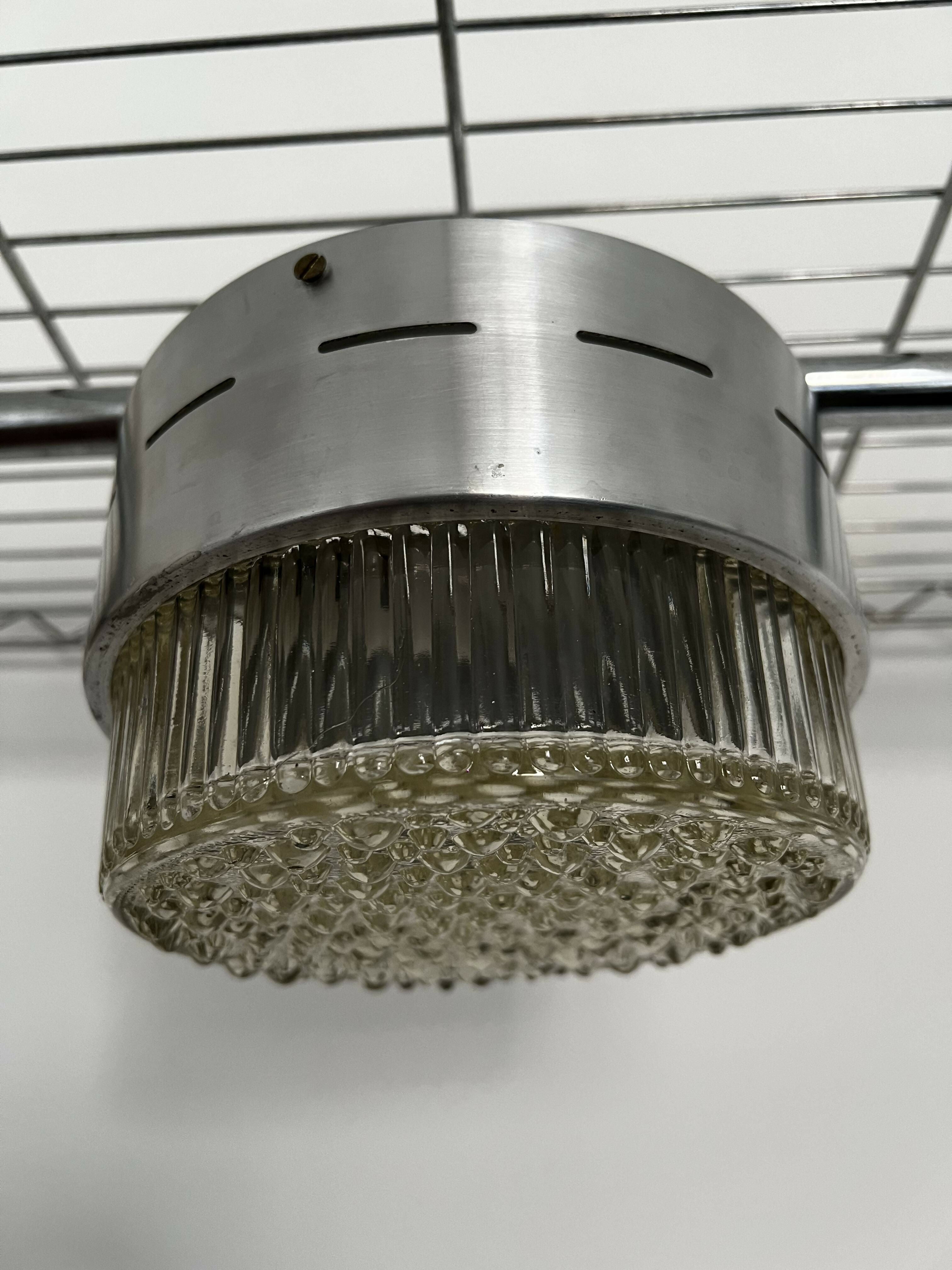 Luminária plafon de metal e cúpula em vidro texturizado