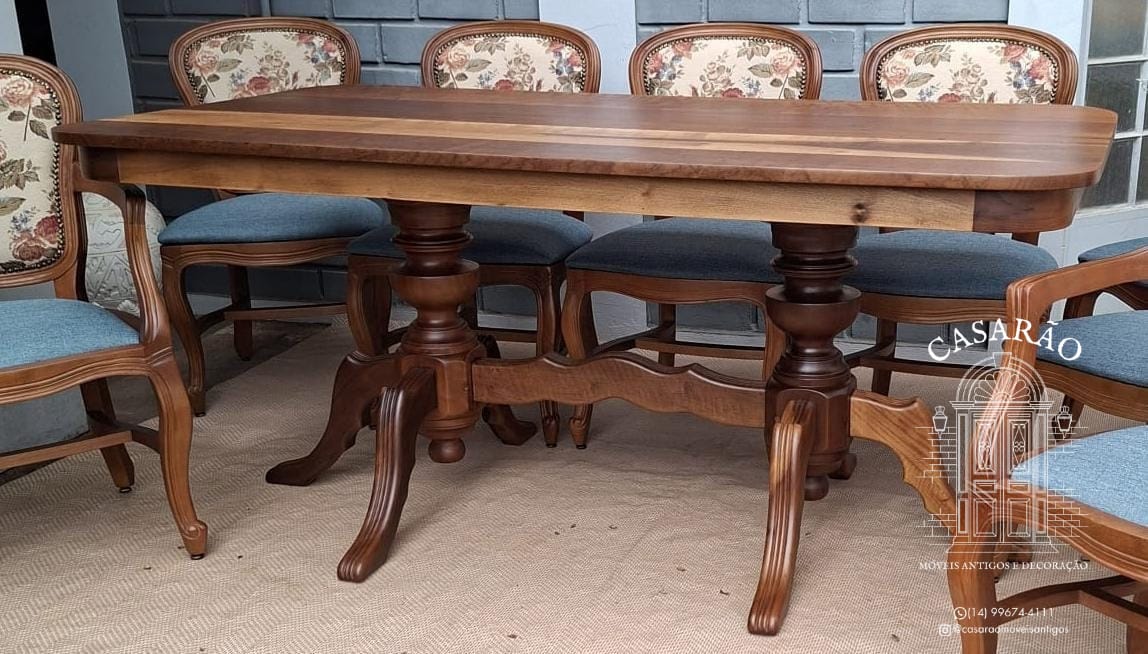 Mesa retangular em madeira maciça com pés torneados 