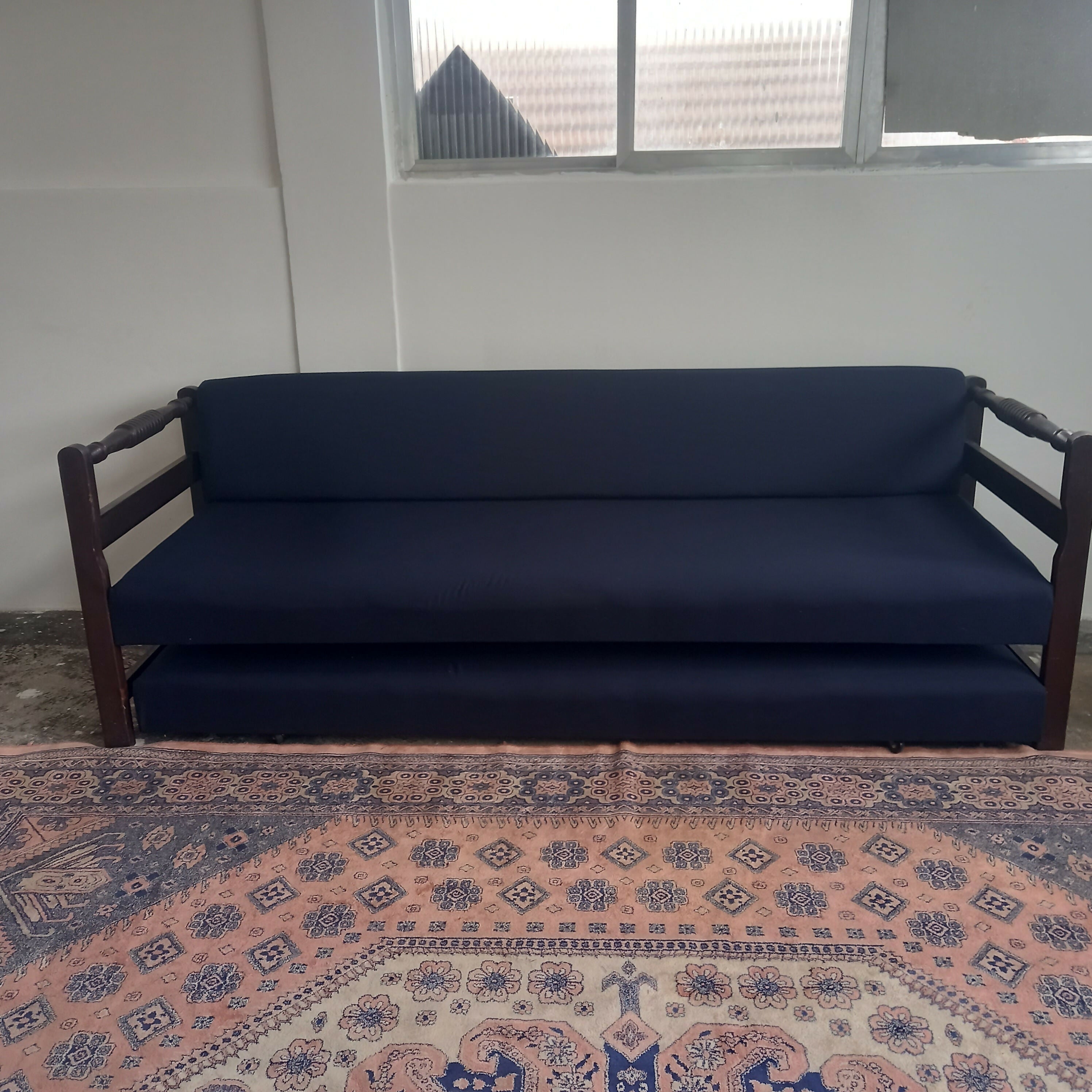 Sofa cama com estrutura em madeira
