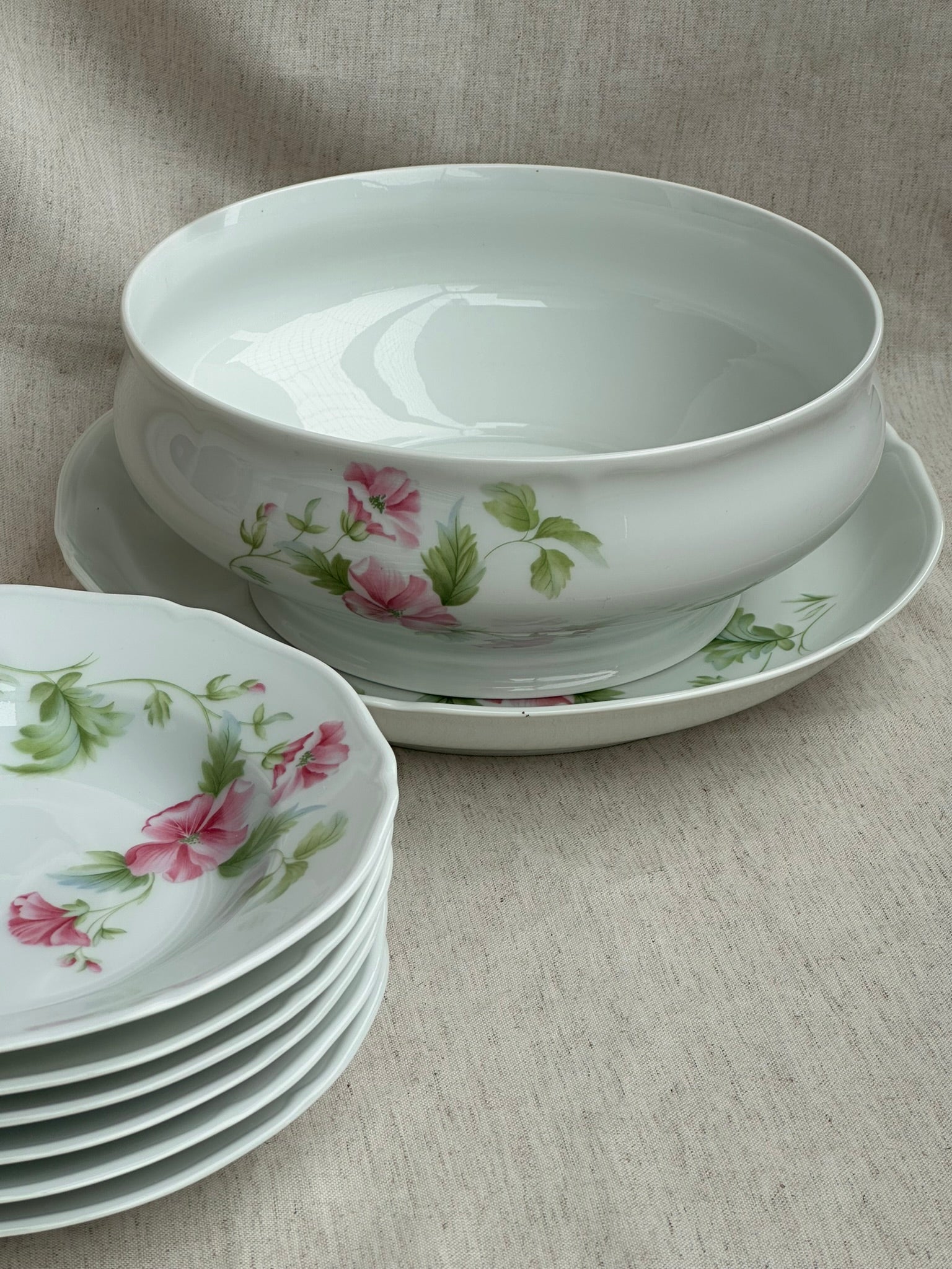 Conjunto de porcelana francesa Limoges Castagner com motivos florais — 6 pratos fundos, sopeira e travessa