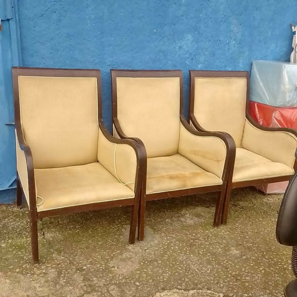 Conjunto com 3 Poltronas clássicas em madeira maciça