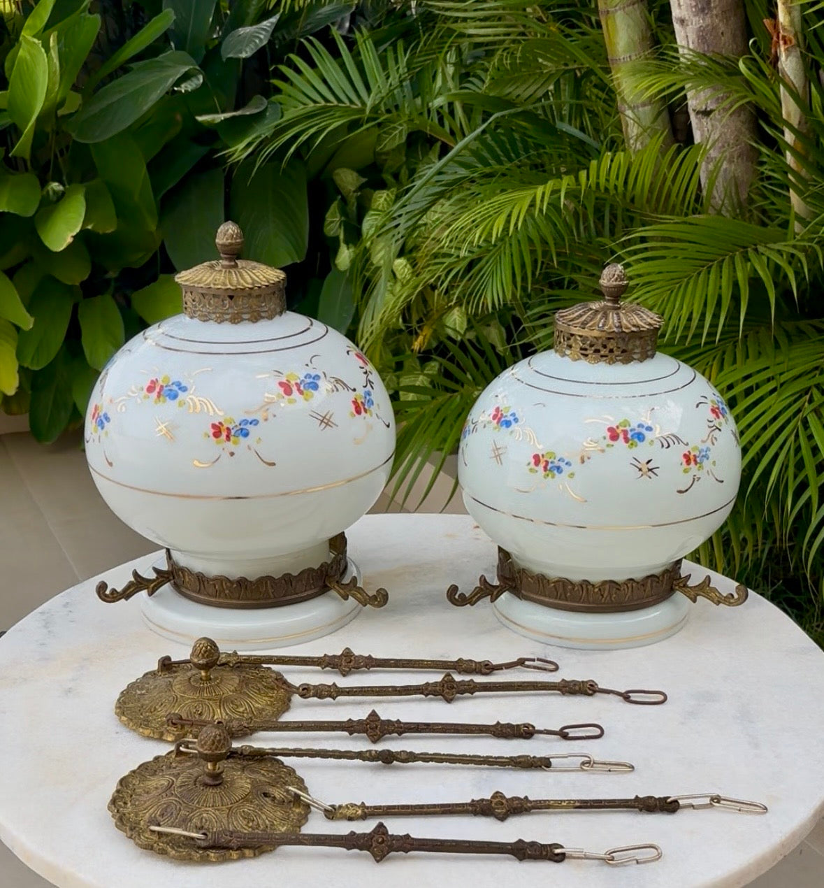 Par de Lustres Pendentes Estilo Lampião Colonial com detalhes florais pintados à mão – Décadas de 1940/1950