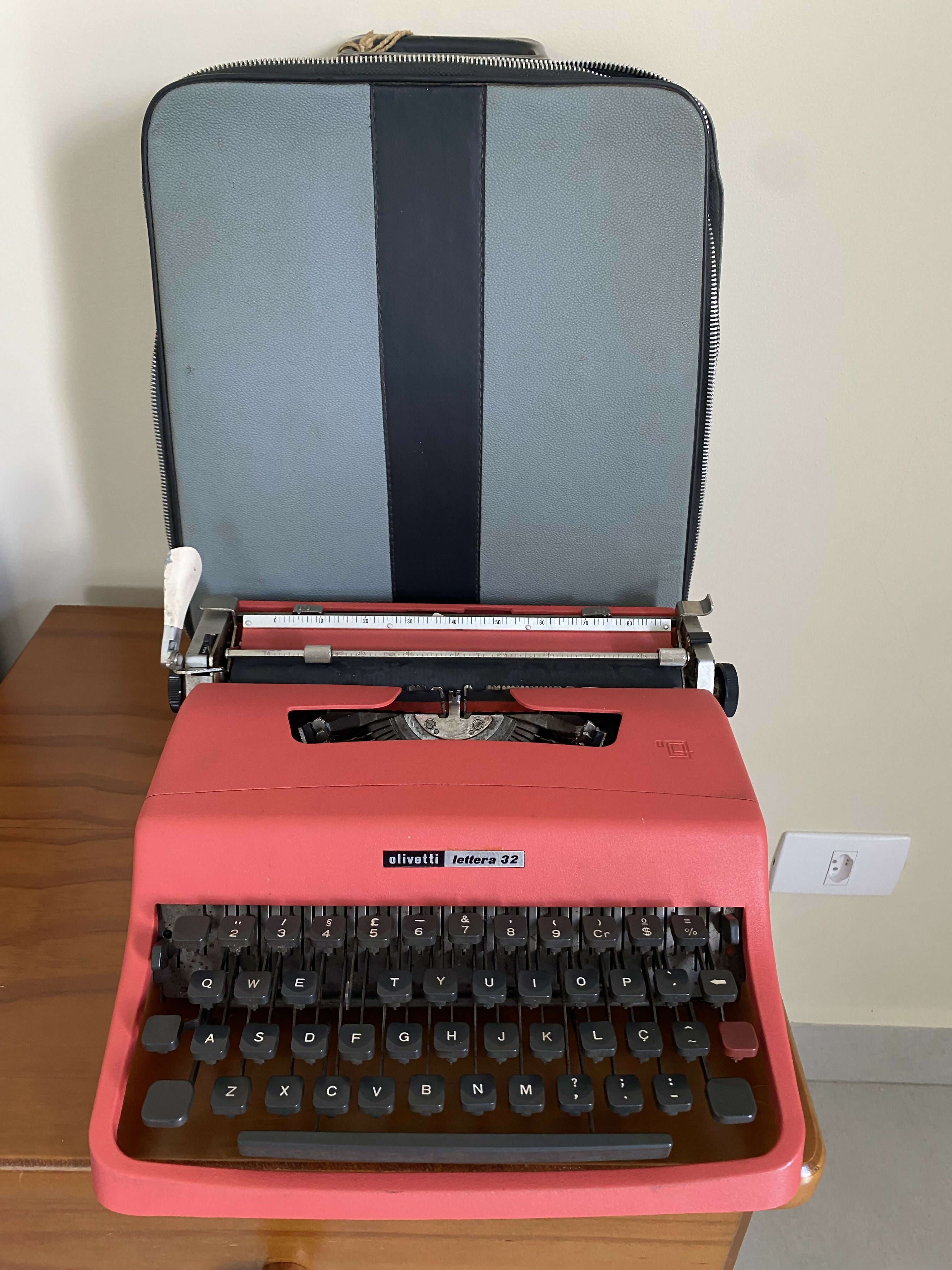 Máquina de escrever Olivetti Lettera 32