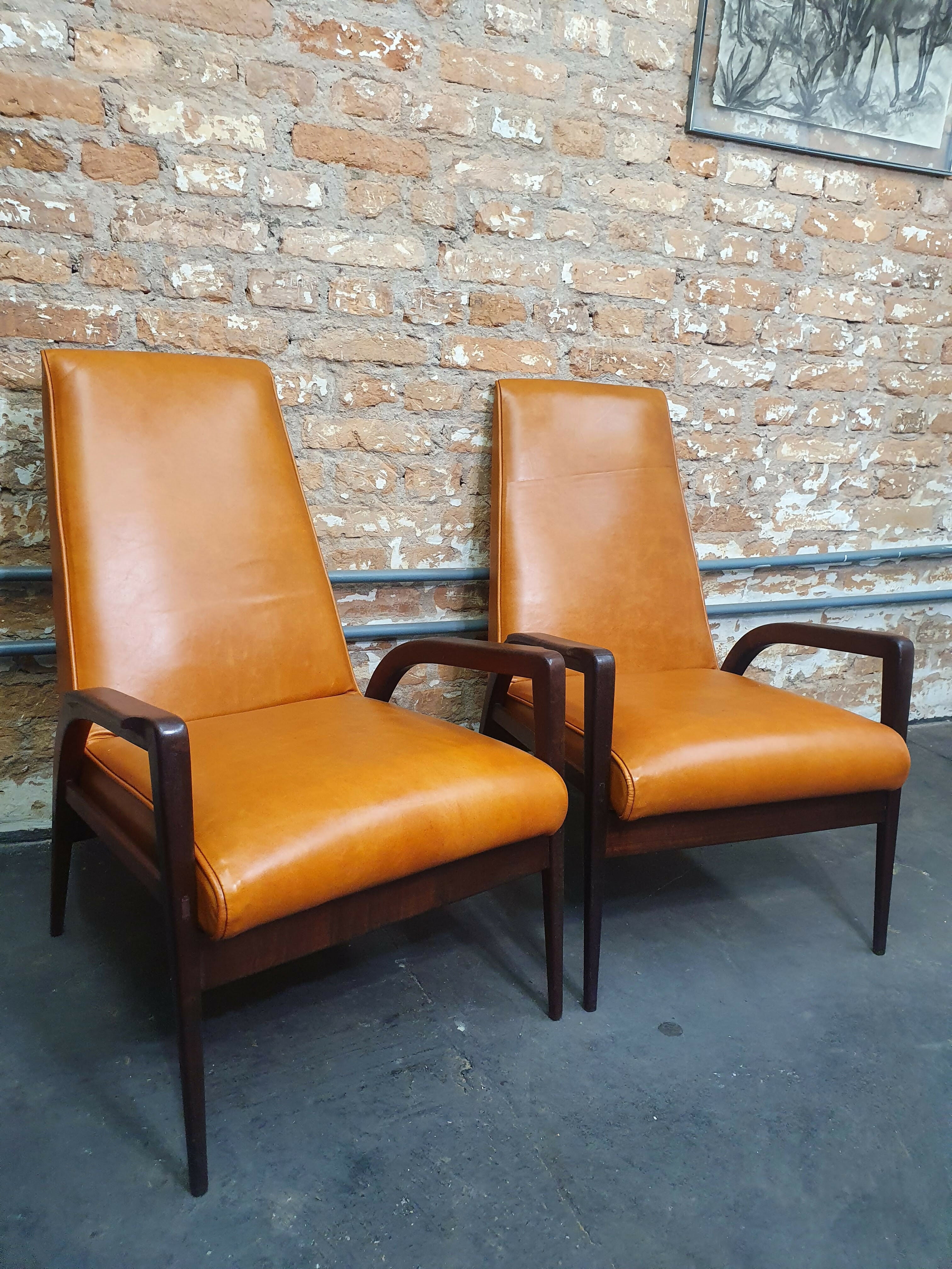 Belo par de poltronas anos 60