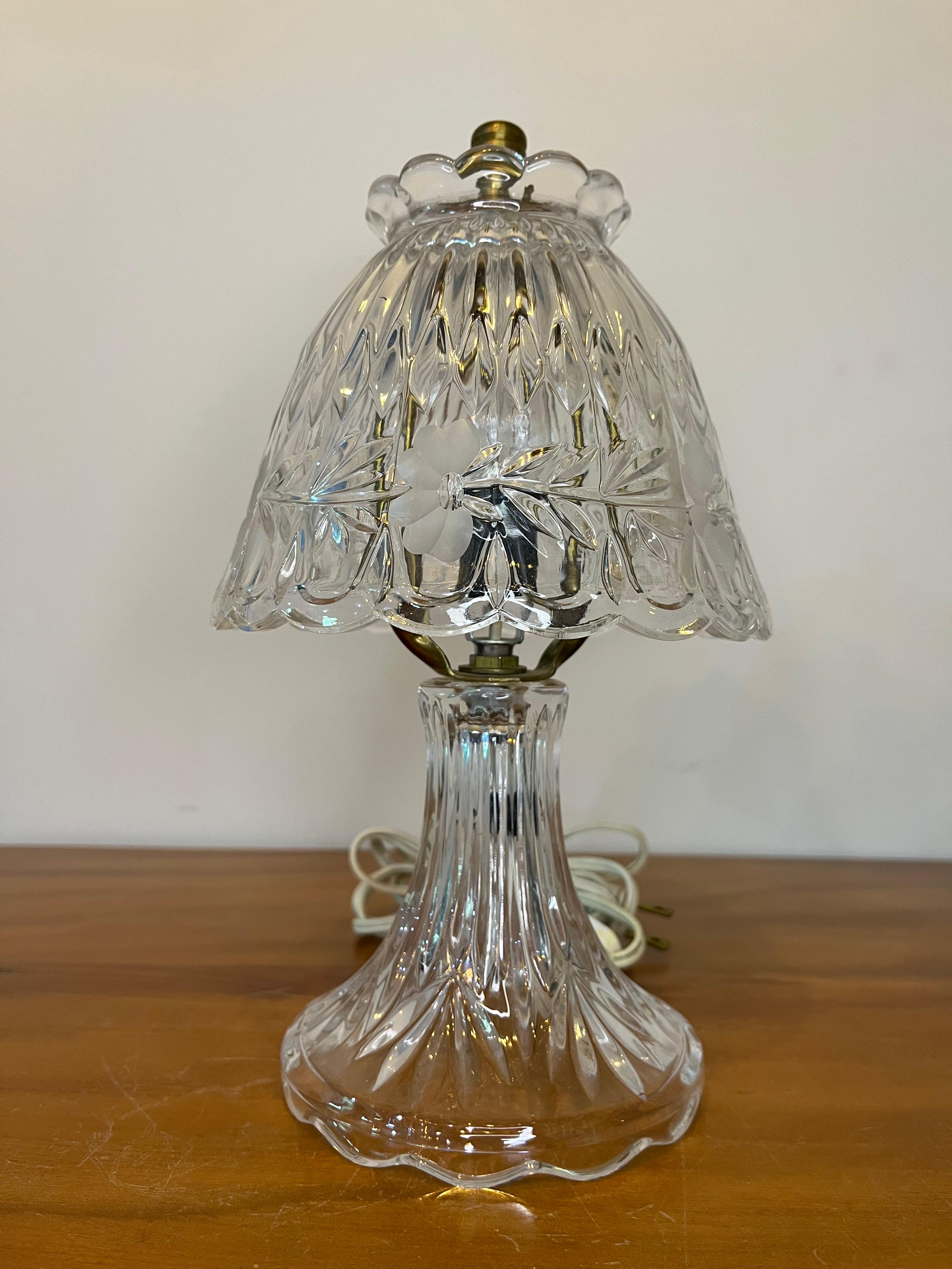 Abajur em vidro trabalhado com cúpula floral e detalhes em metal dourado — 27 cm