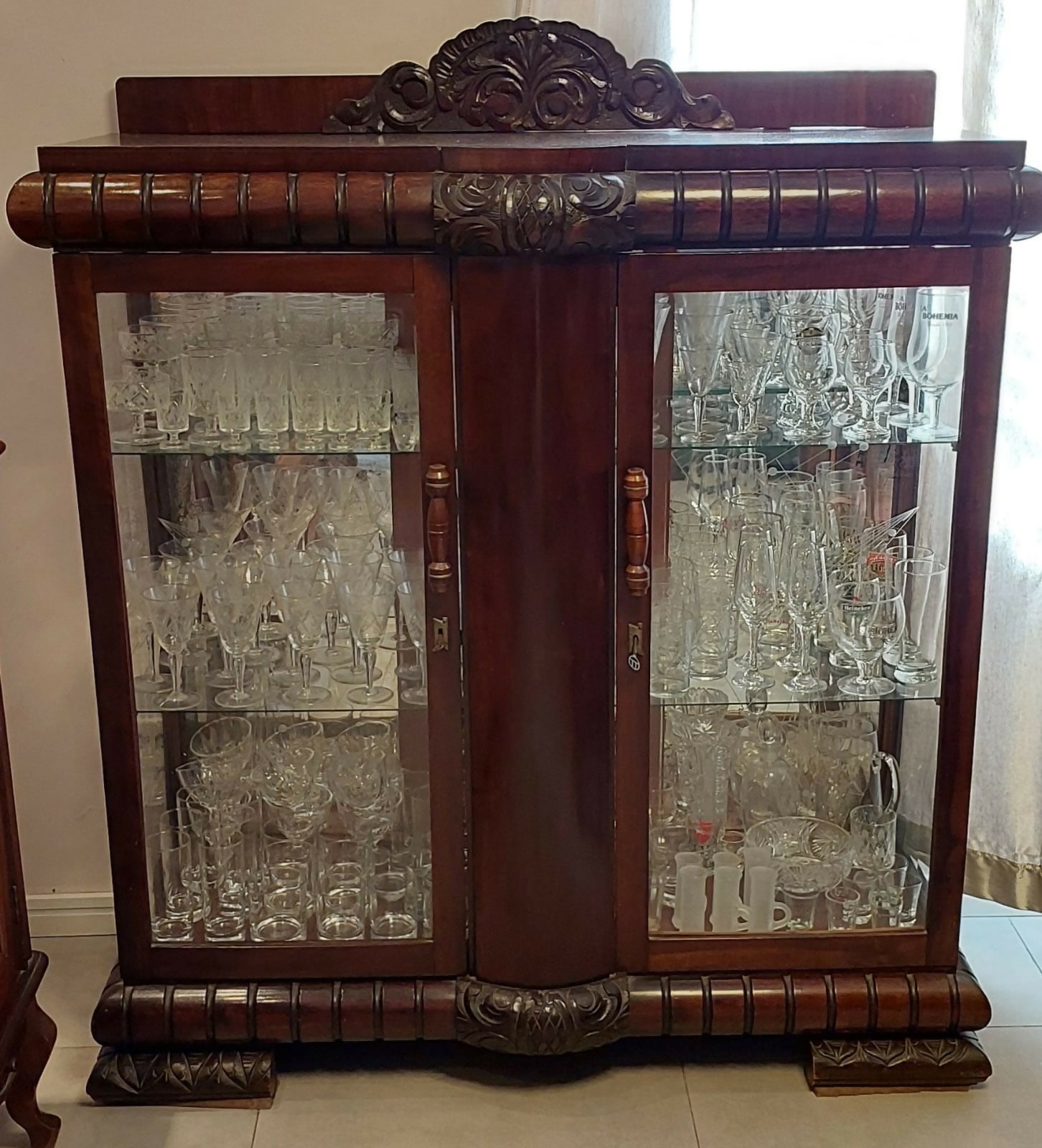 Cristaleira em madeira maciça e pés entalhados