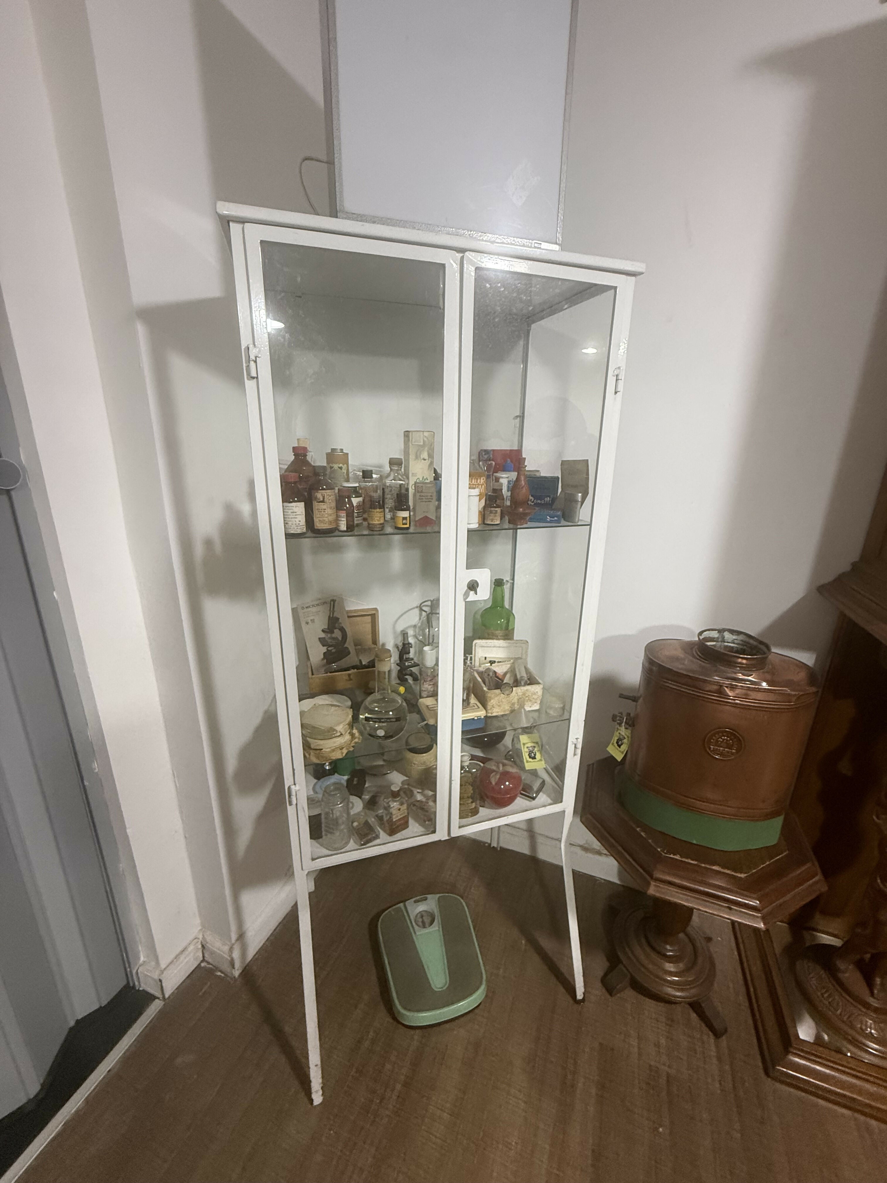 Armário de Farmácia Antigo em Metal e Vidro –