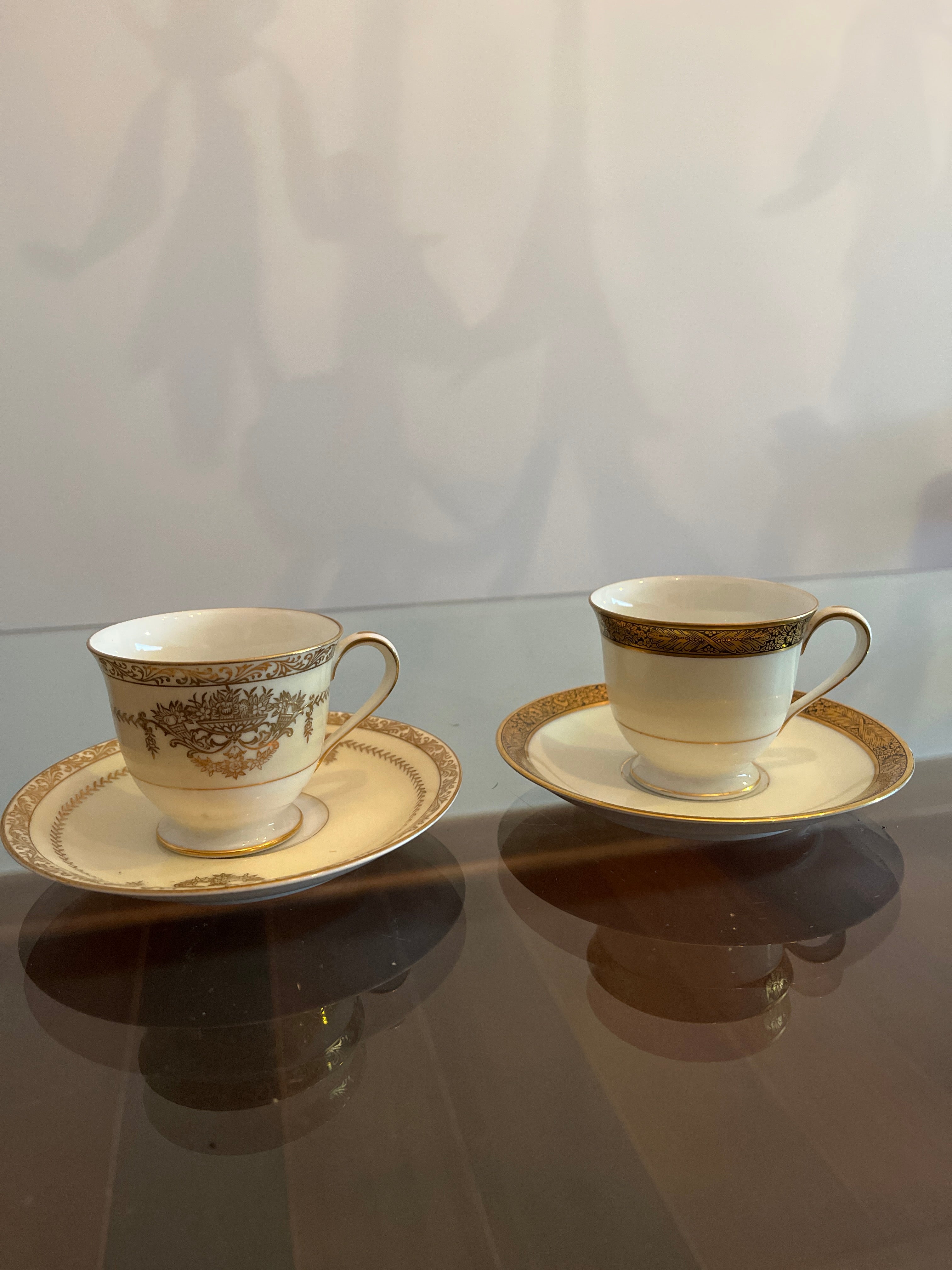 Xícara de café Noritake com detalhes florais em dourado 