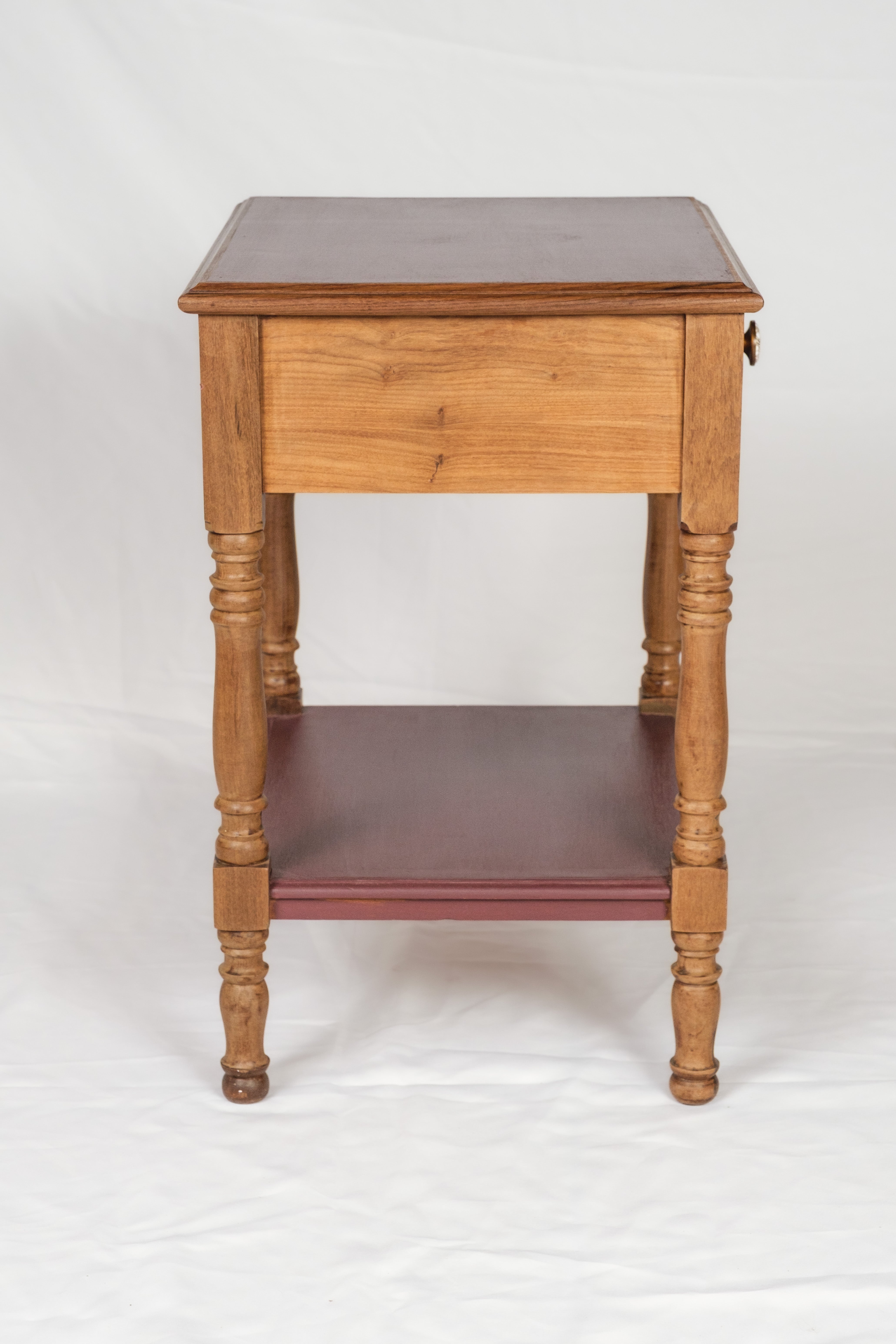 Mesa Lateral Vintage em Madeira com Gaveta e Prateleira – Uva