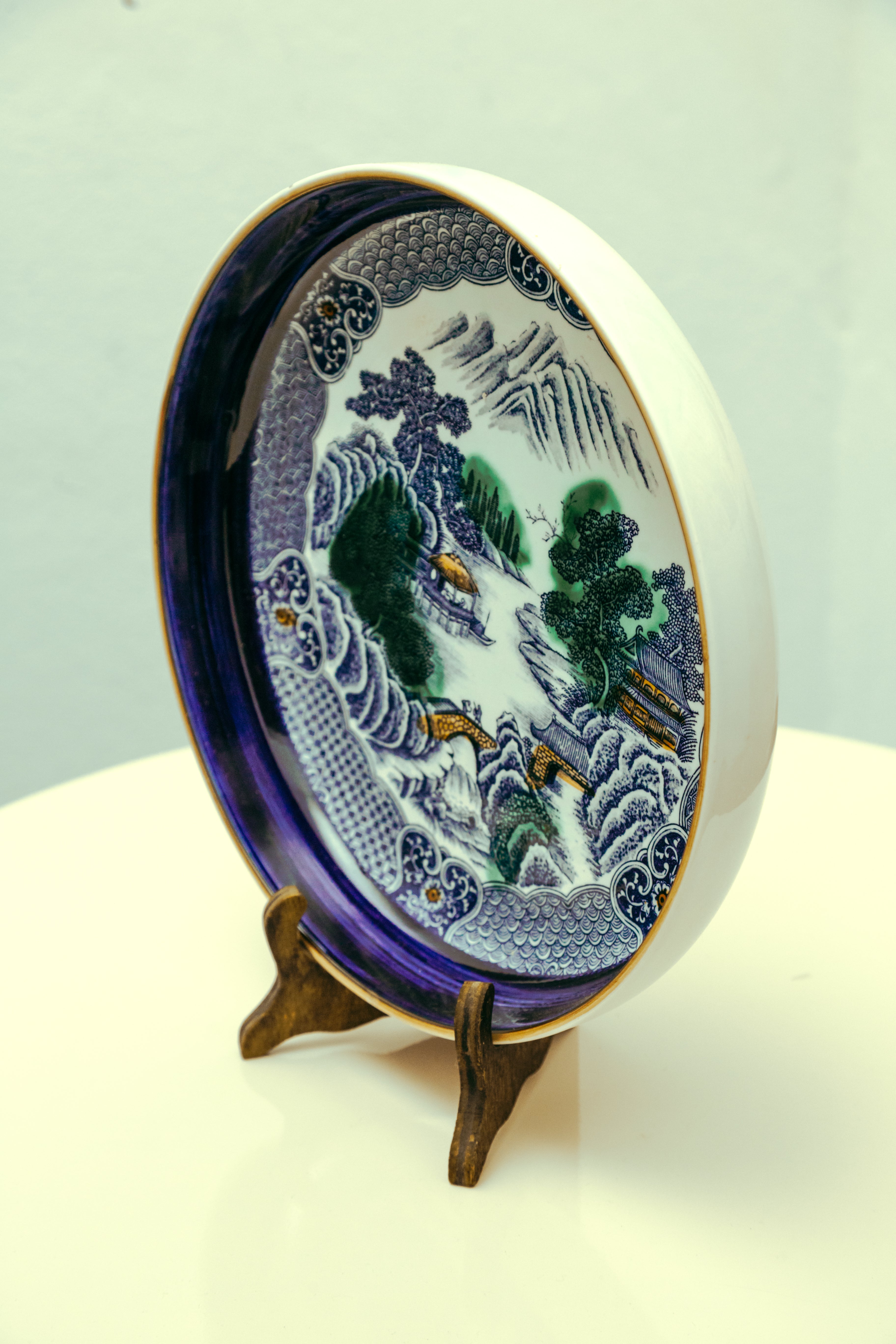 Travessa japonesa redonda em porcelana com borda azul cobalto e paisagens orientais (30cm) 