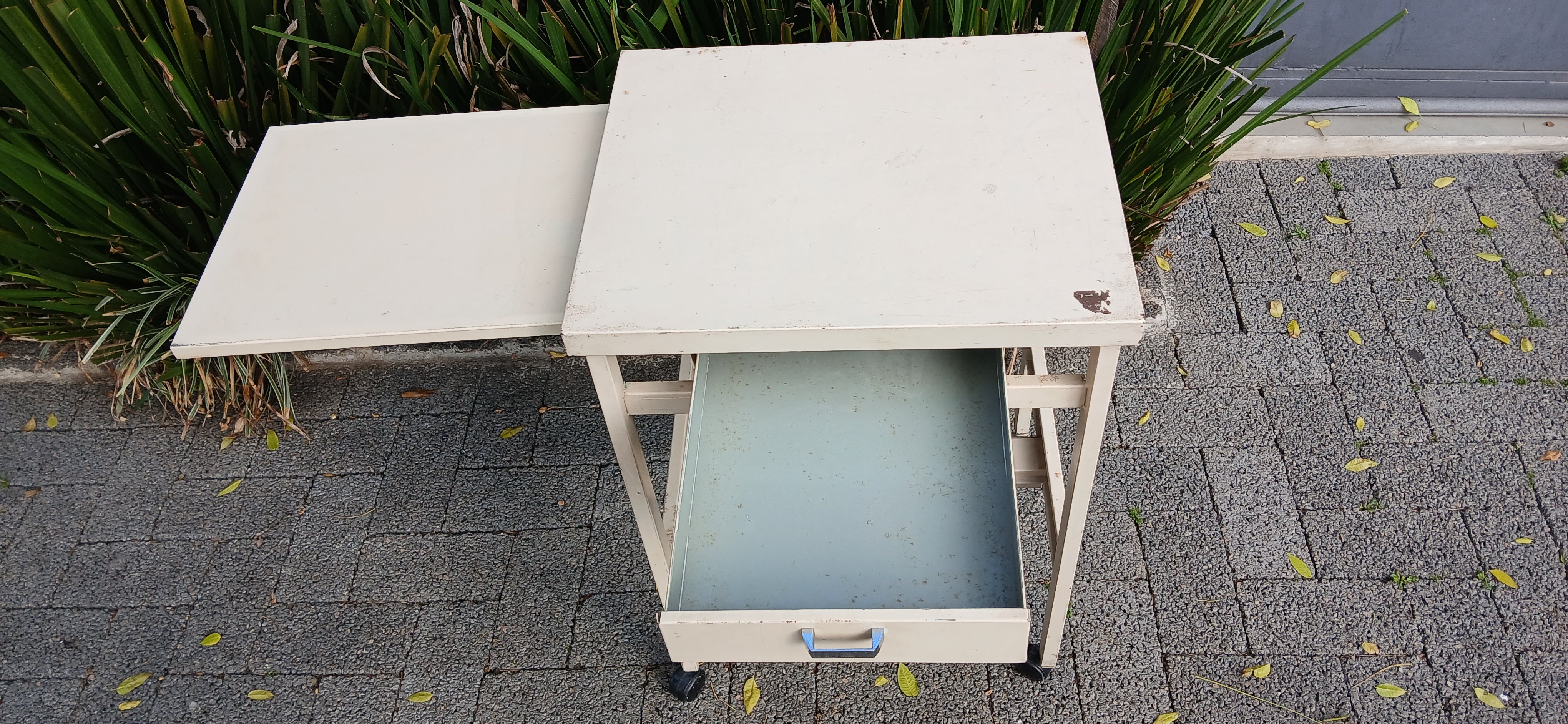 Mesinha Industrial Antiga em ferro branco com gaveta e aba lateral retrátil 