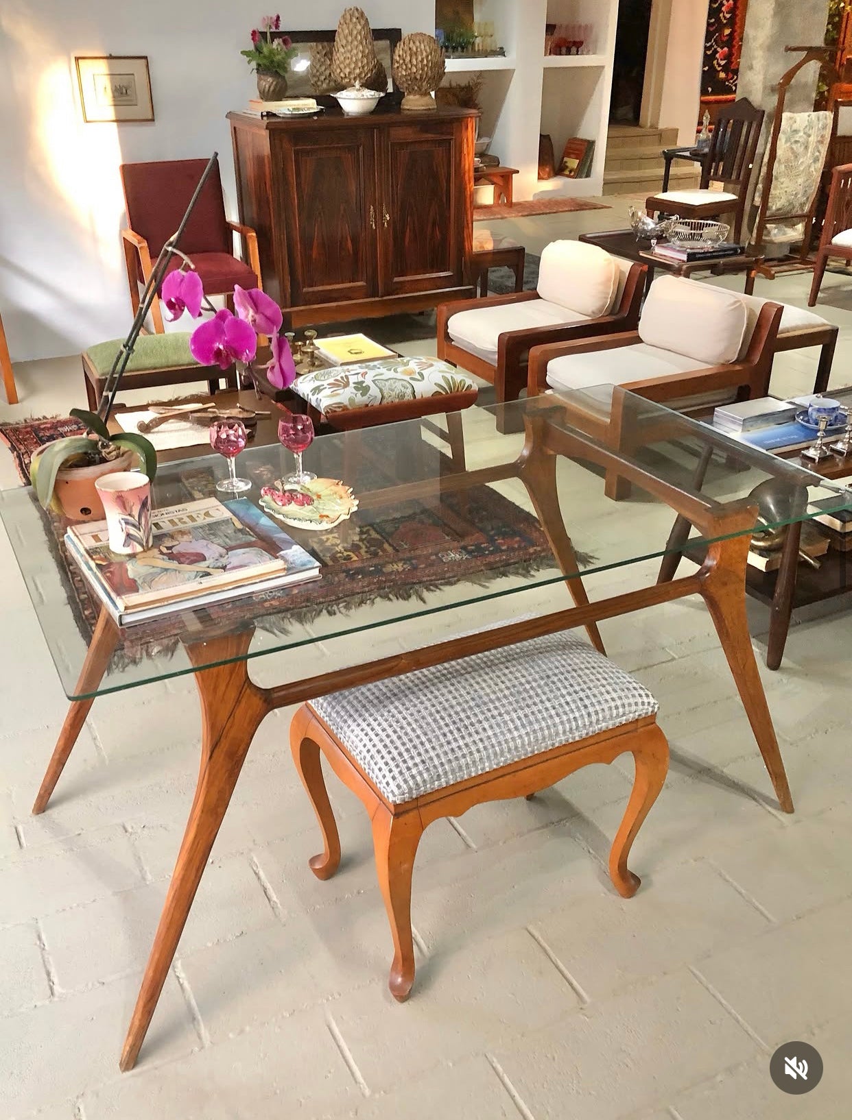 Mesa Giuseppe Scapinelli com pé palito e tampo em vidro 