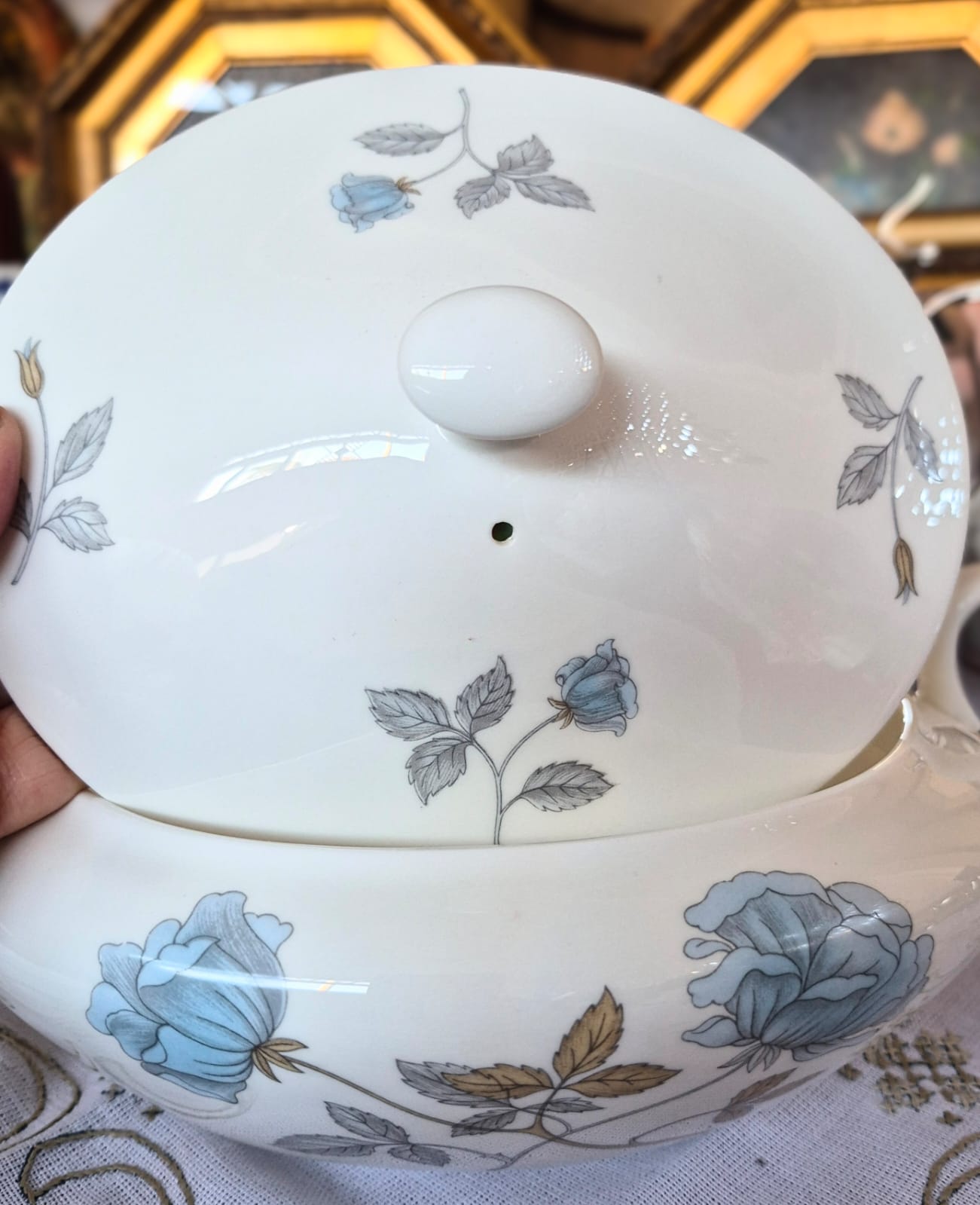 Terrina lindíssima e perfeita em porcelana Fine Bone China inglesa Wedgwood,  padrão Ice Rose. Produzida entre 1962 e 1974. Impecável!