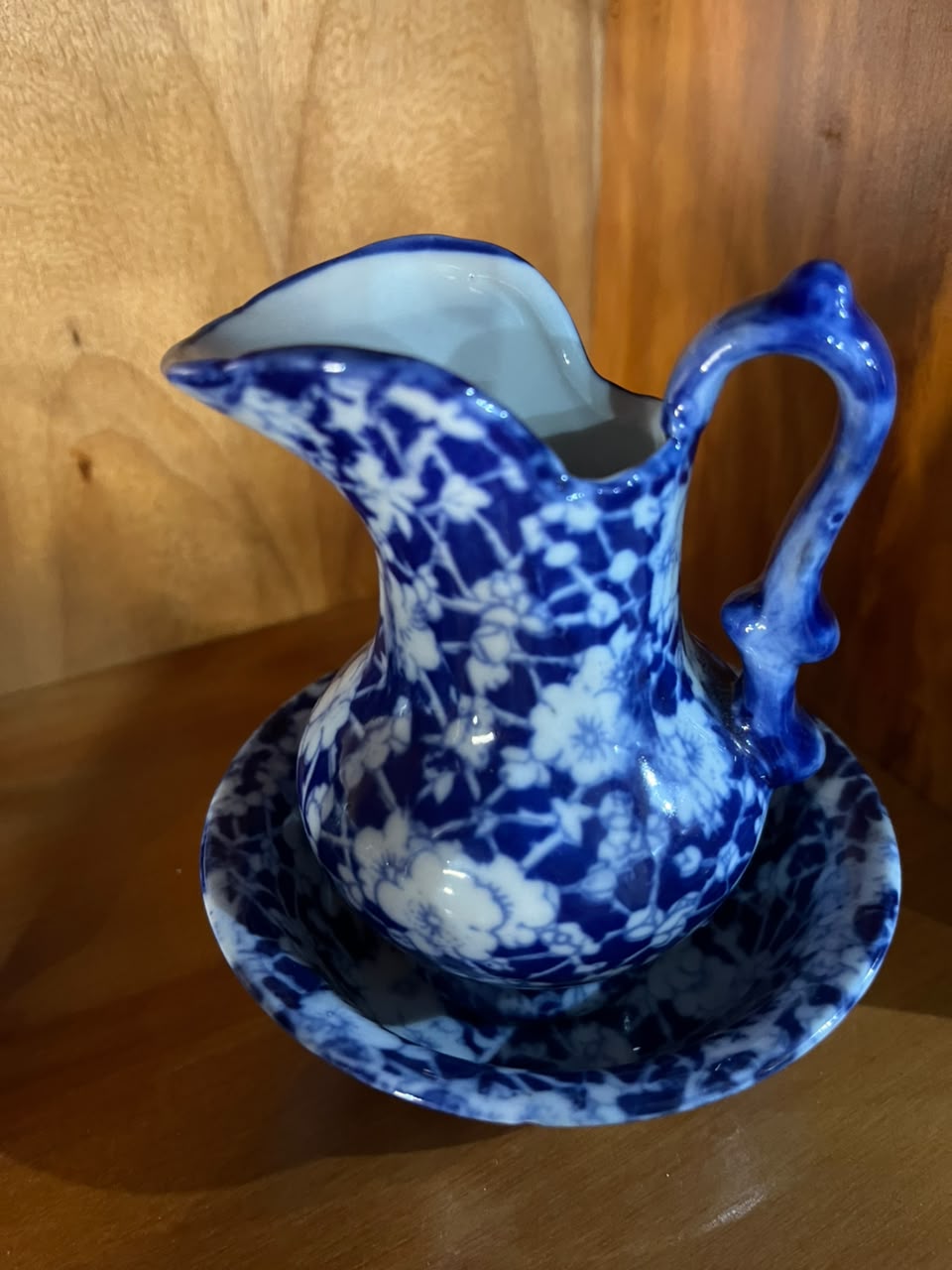 Mini jarra com bacia em porcelana azul e branca — decoração floral