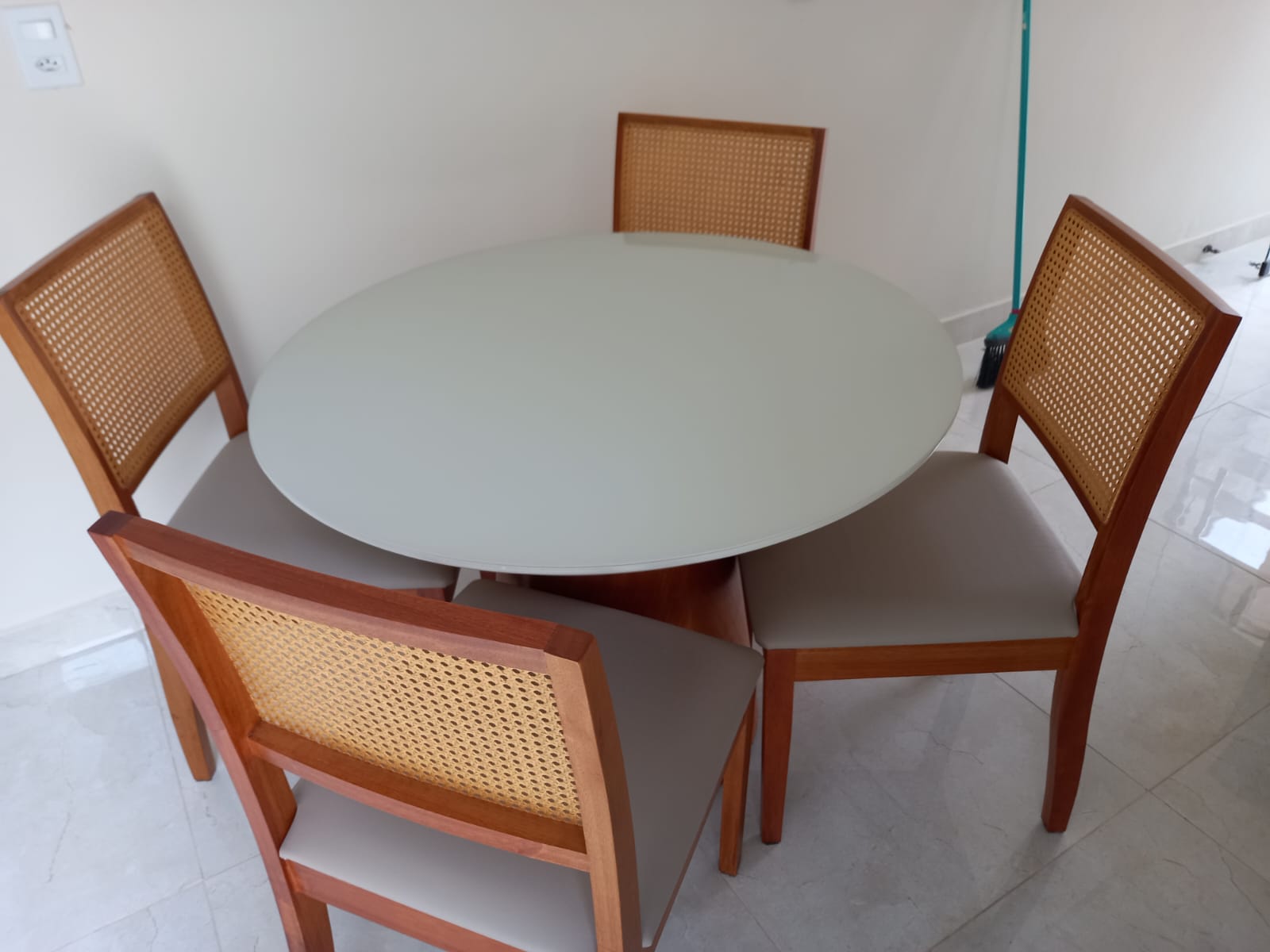 Mesa de jantar redonda (1,20cm diâmetro) com 4 cadeiras de couro ecológico e palha da índia