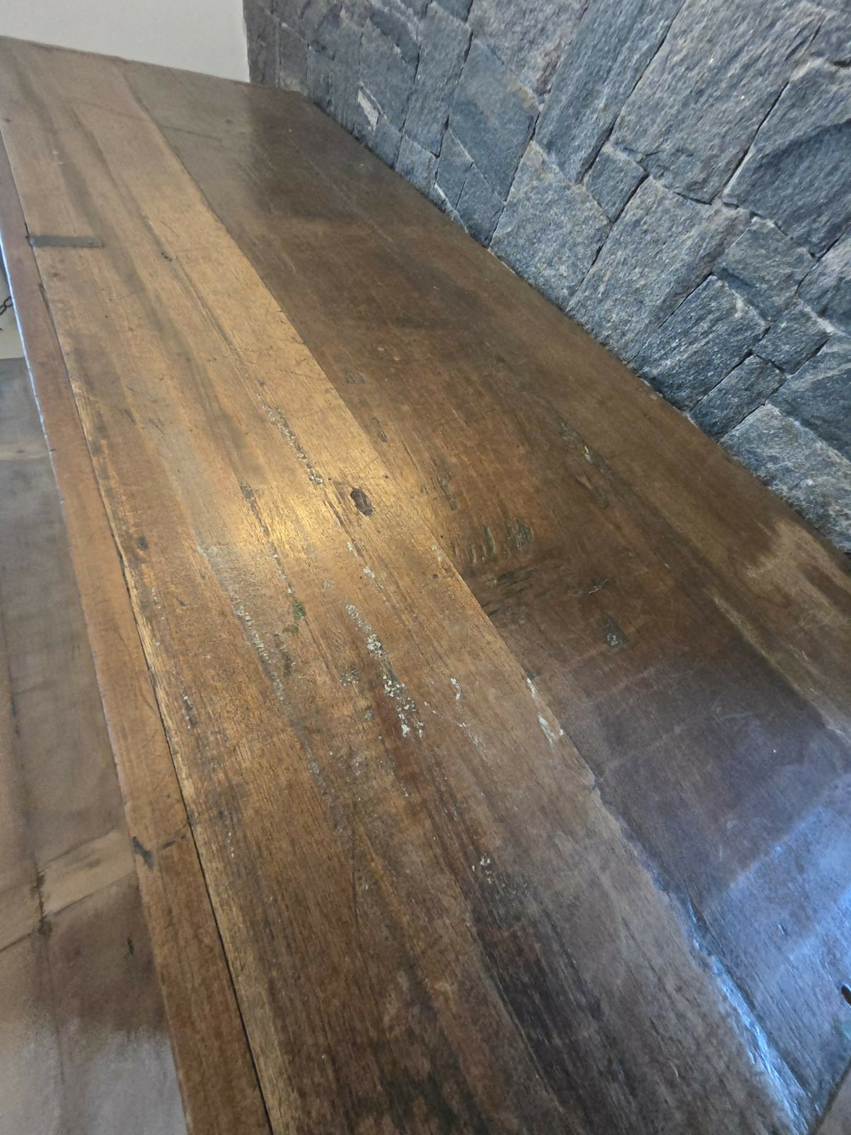 Arca colonial imponente, em madeira maciça