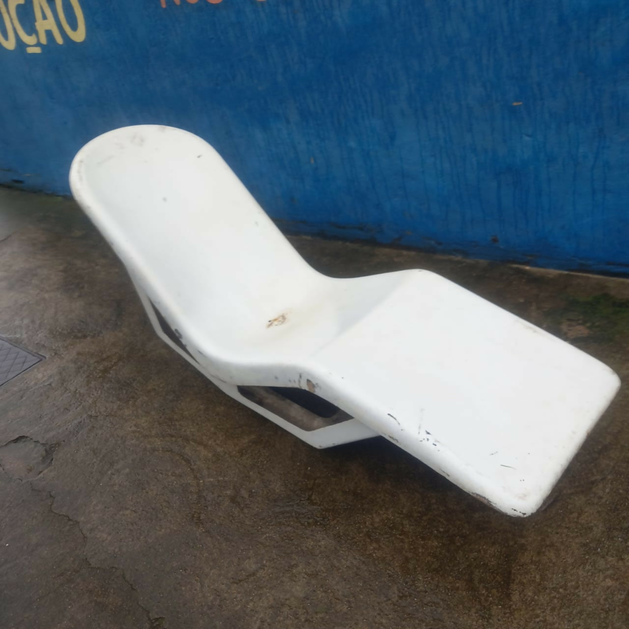 Espreguiçadeiras em fibra branca anos 80