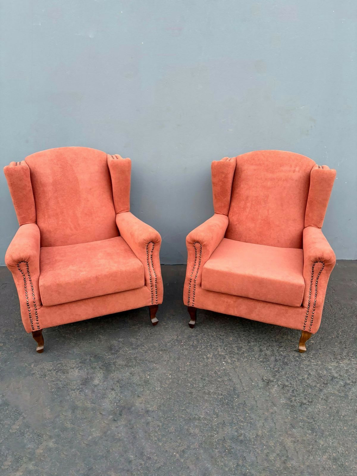Par de Poltronas Berger – Elegância Clássica com Conforto Renovado