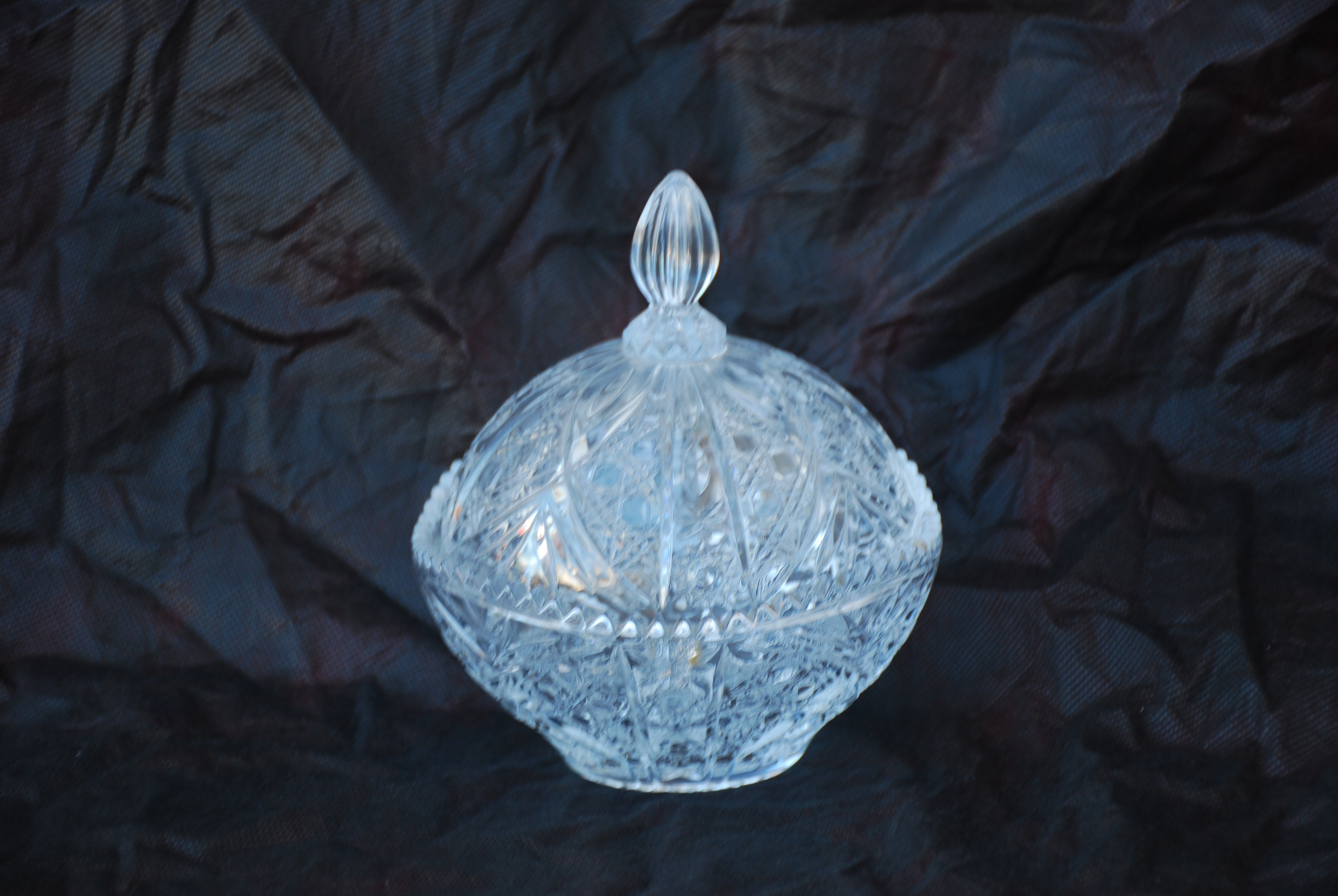 Bomboniere com tampa em cristal bohemia anos 70 - lapidado 18 x 15 , borda serrilhada