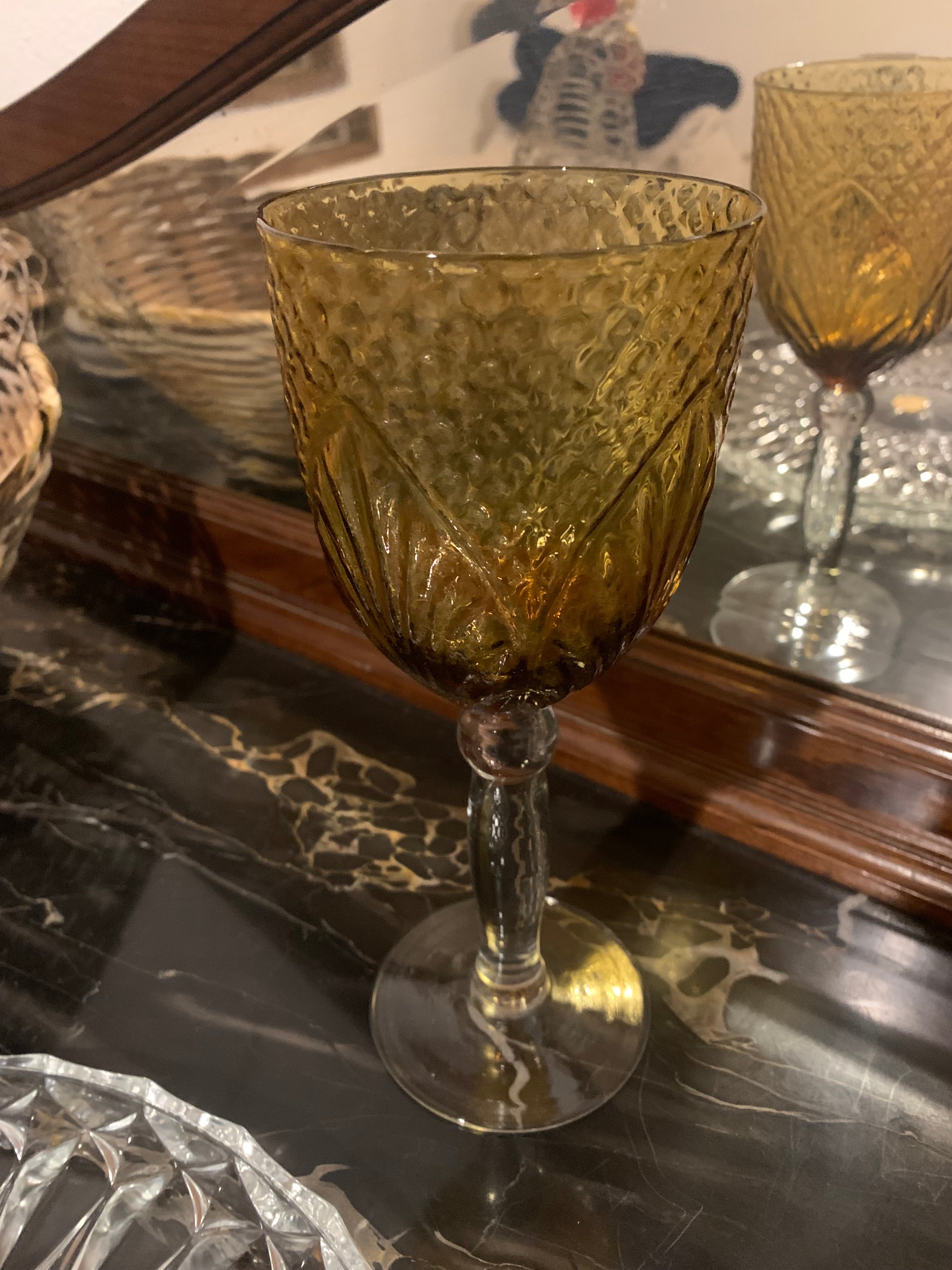 Taça solteira grande e antiga em vidro âmbar texturizado