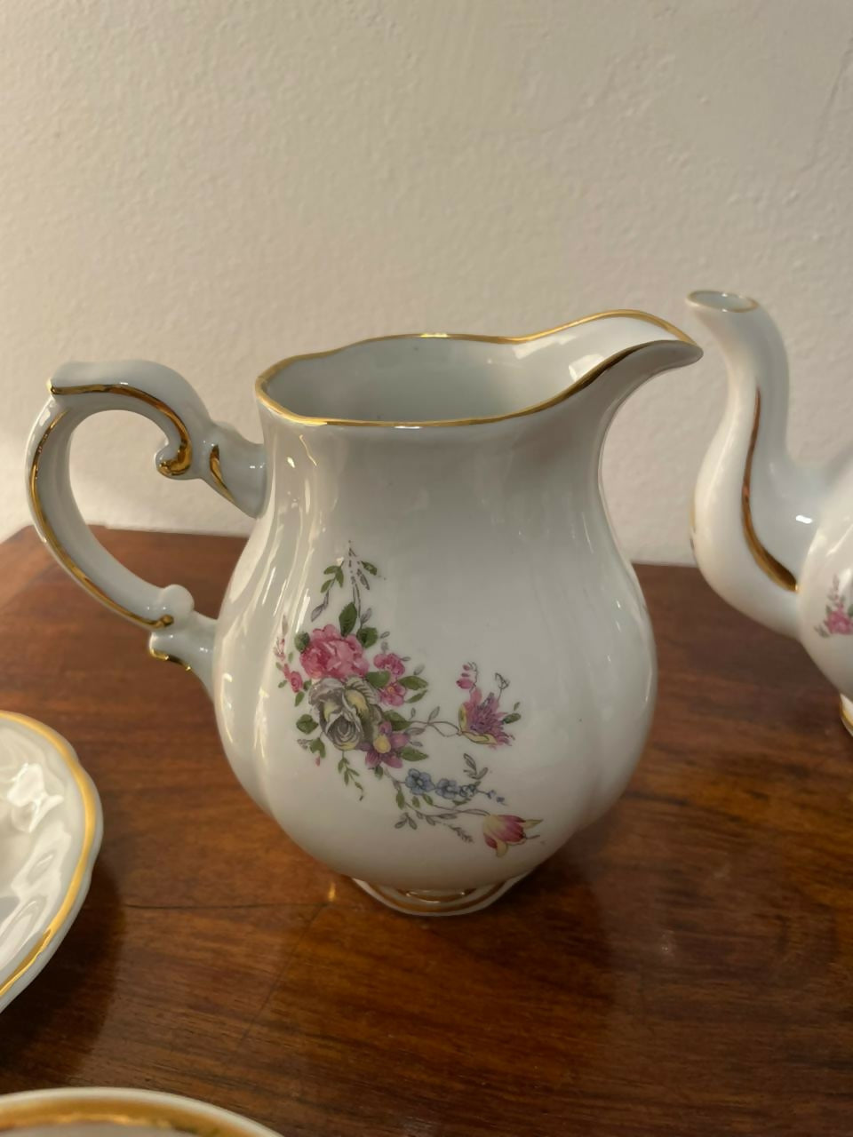 Aparelho de chá em porcelana Barão do Rio Branco floral friso dourado