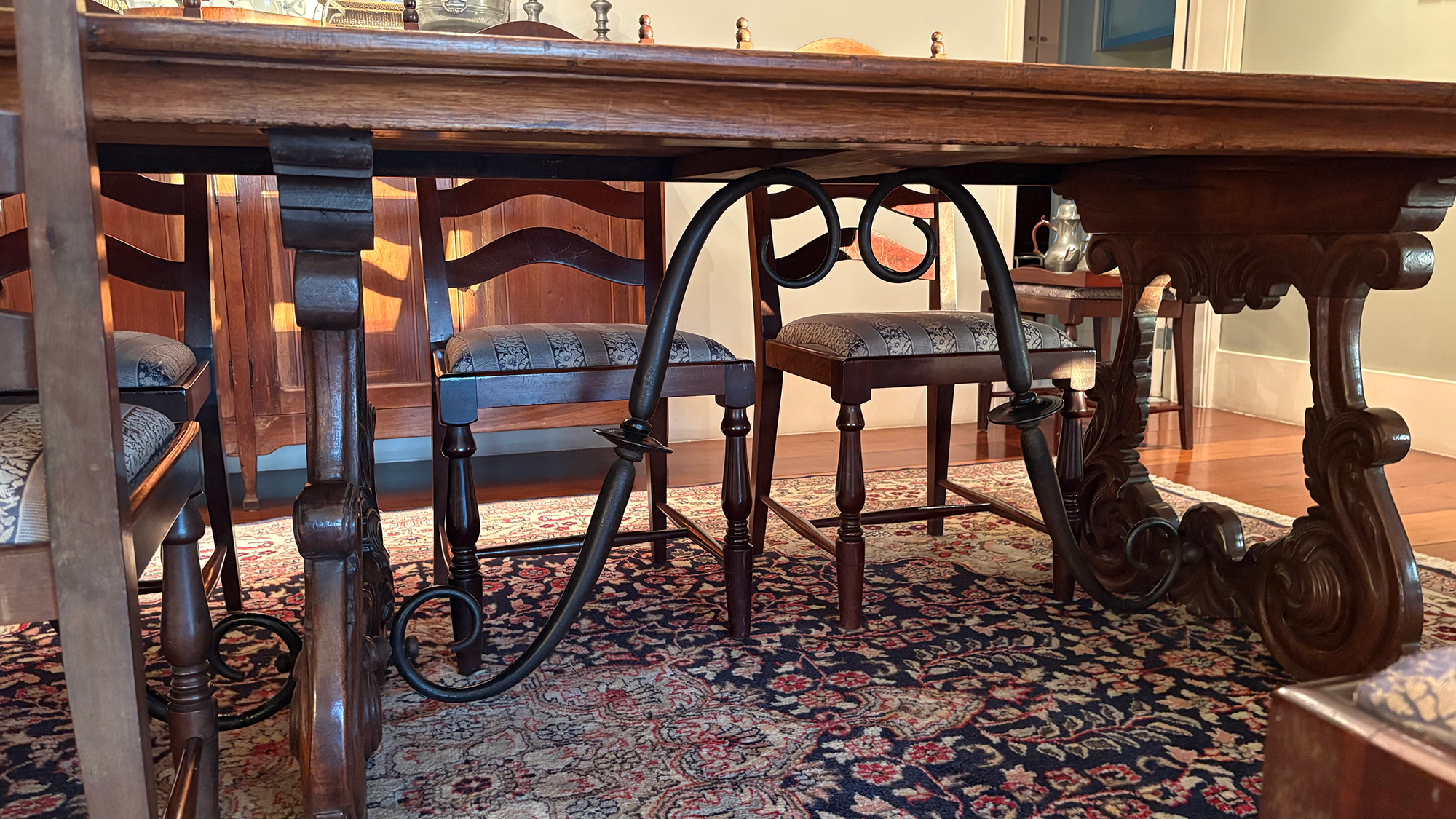 Mesa de jantar Retangular em madeira antiga estilo colonial com pés entalhados 