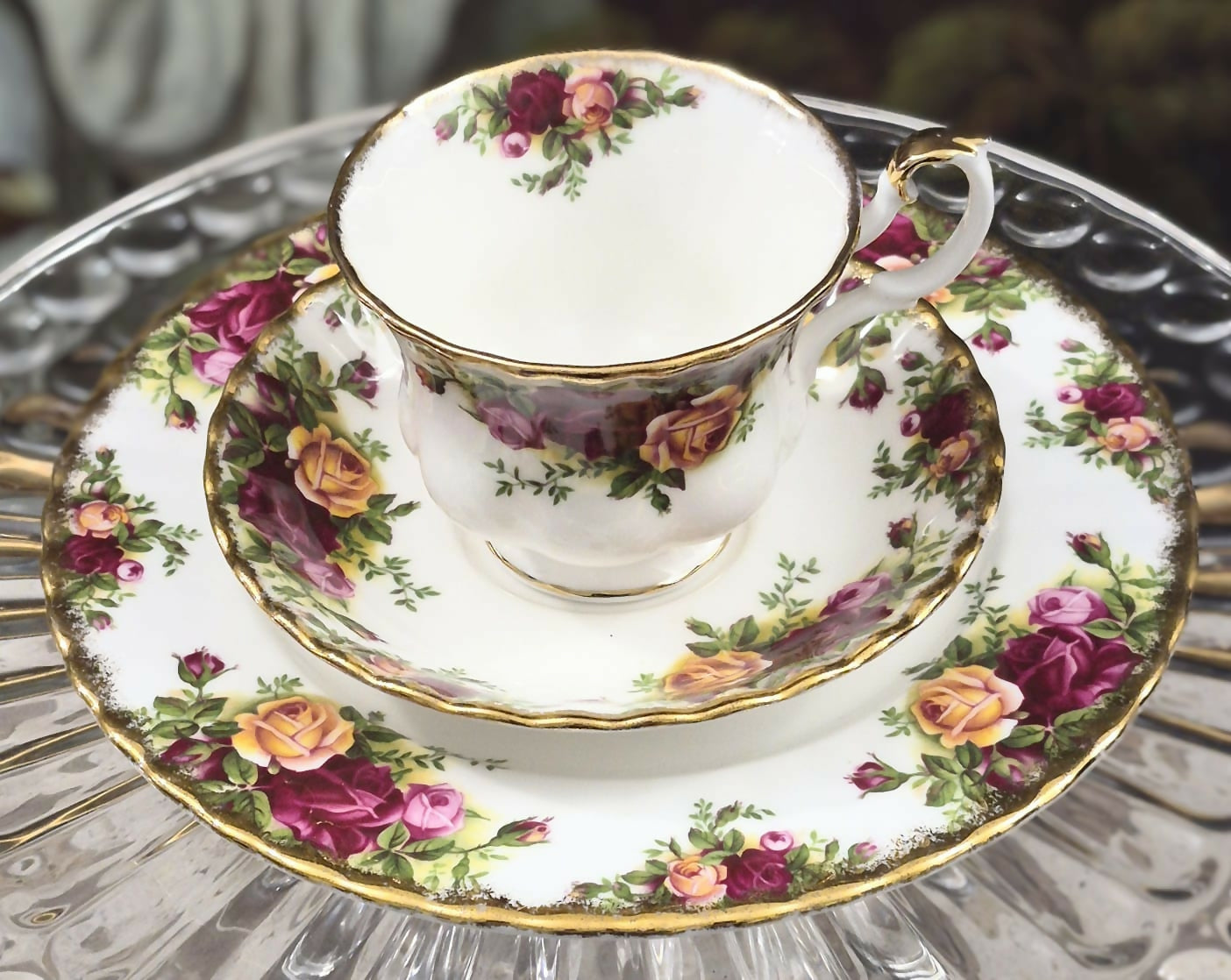 Par de trios de chá em porcelana Fine Bone China inglesa Royal Albert, Old Country Roses.