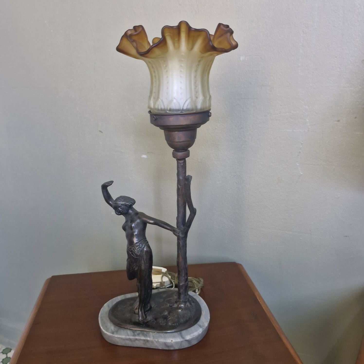 Abajur Art Deco com mulher dançando