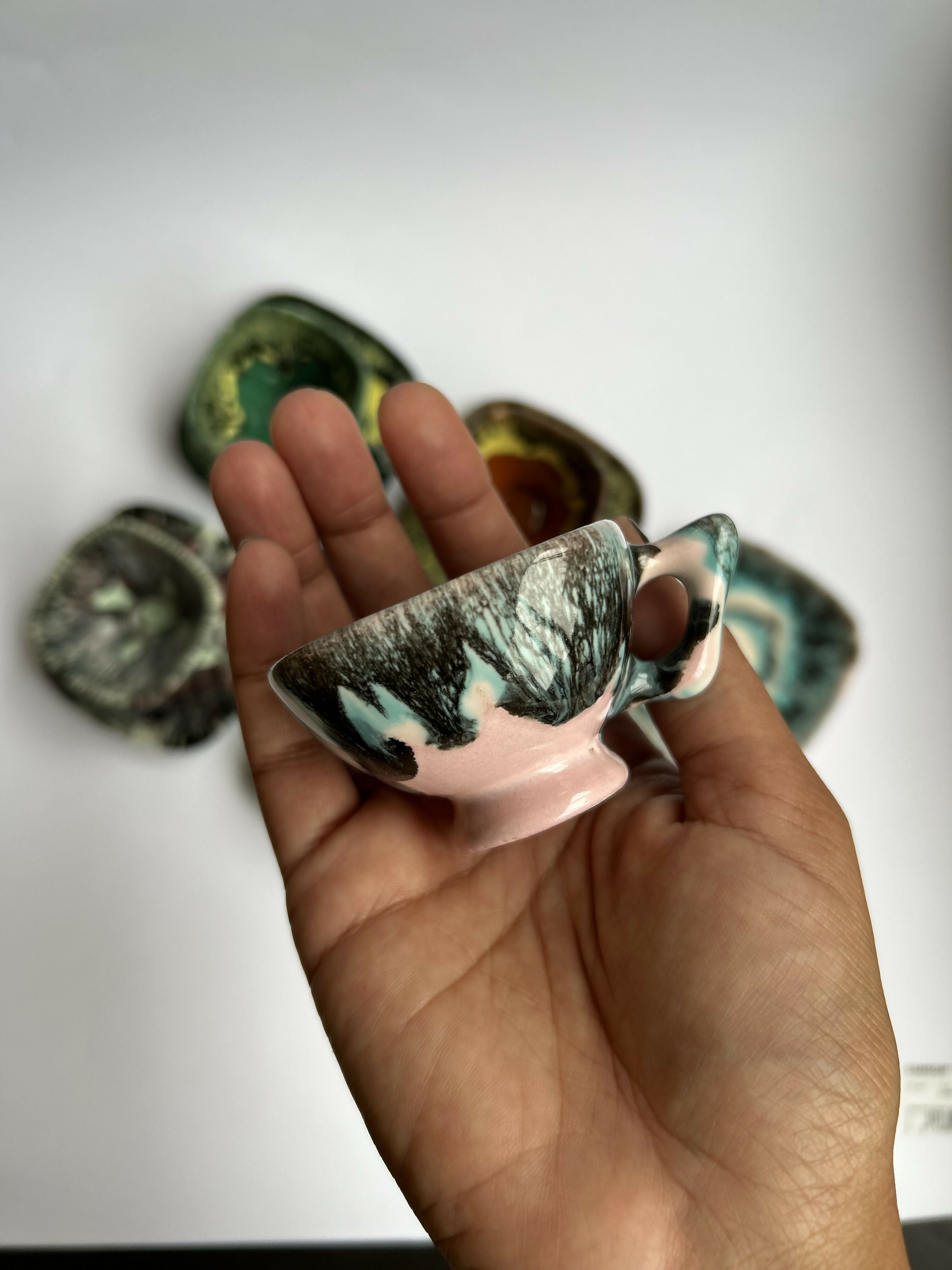 Conjunto com seis xícaras de café e pires