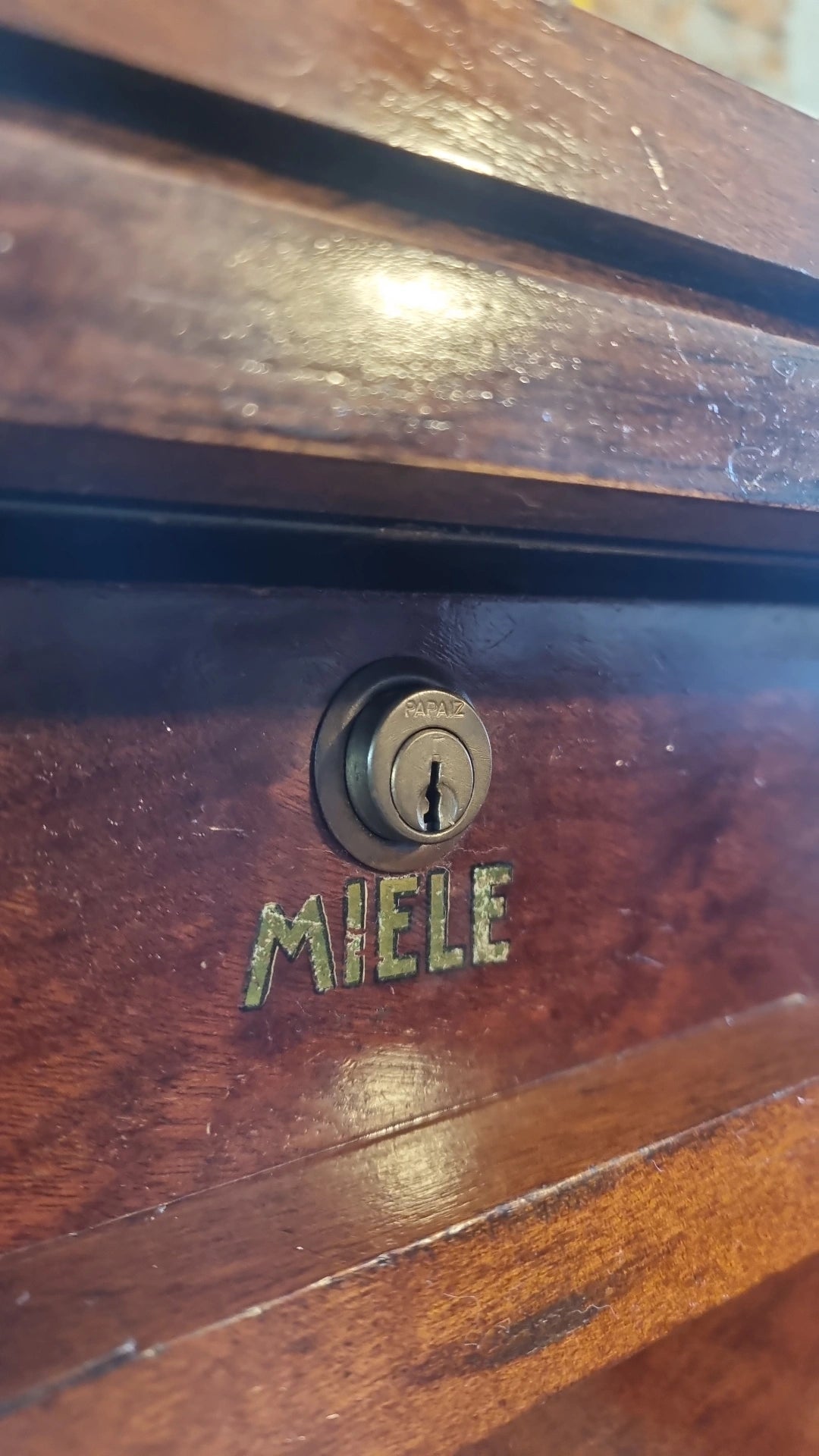 Escrivaninha MIELE em madeira com 6 gavetas 