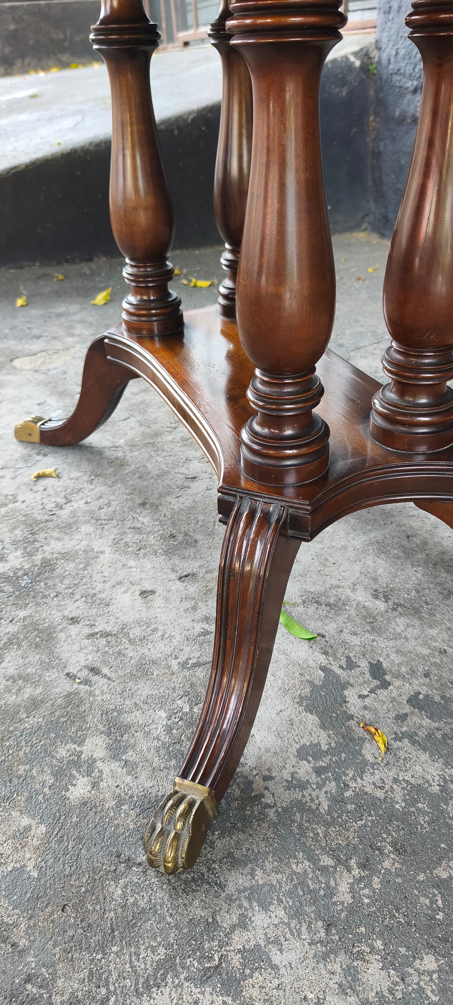 Aparador / mesa com tampo dobrável, uma gaveta e pés torneados 