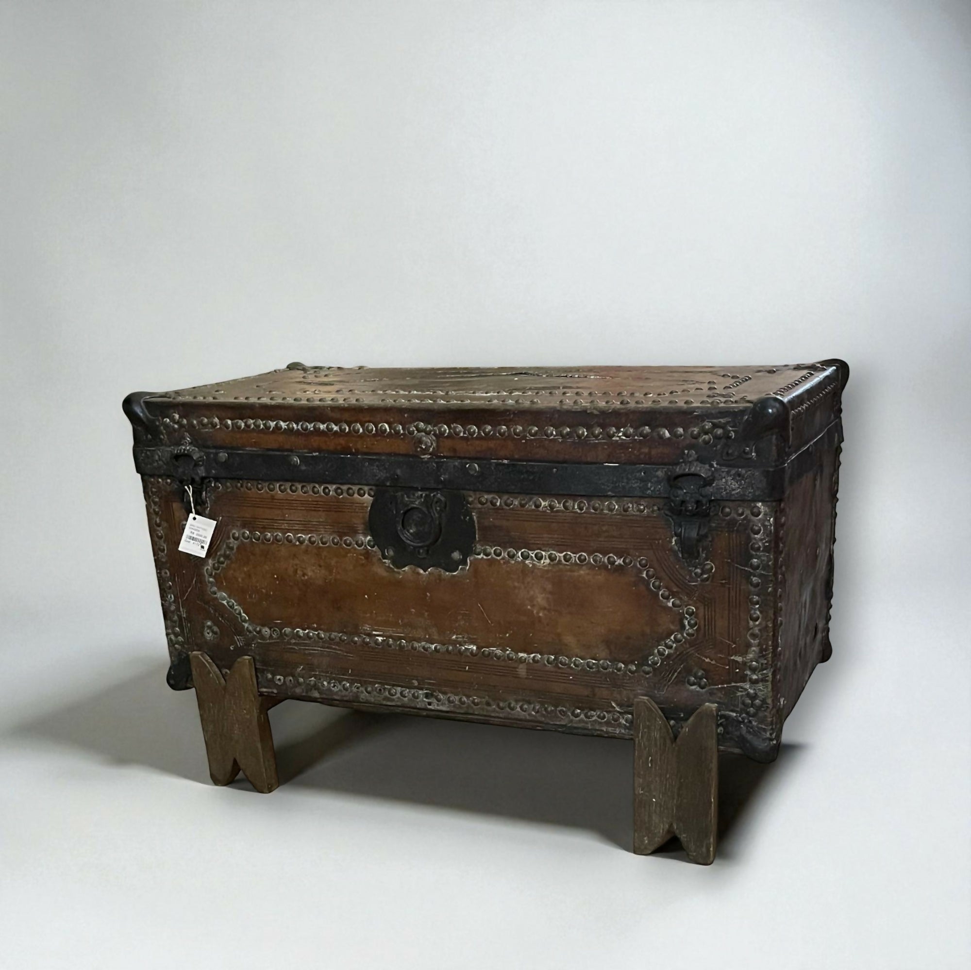 BAÚ DE VIAGEM ANTIGO ESTILO MANUELINO (COURO)