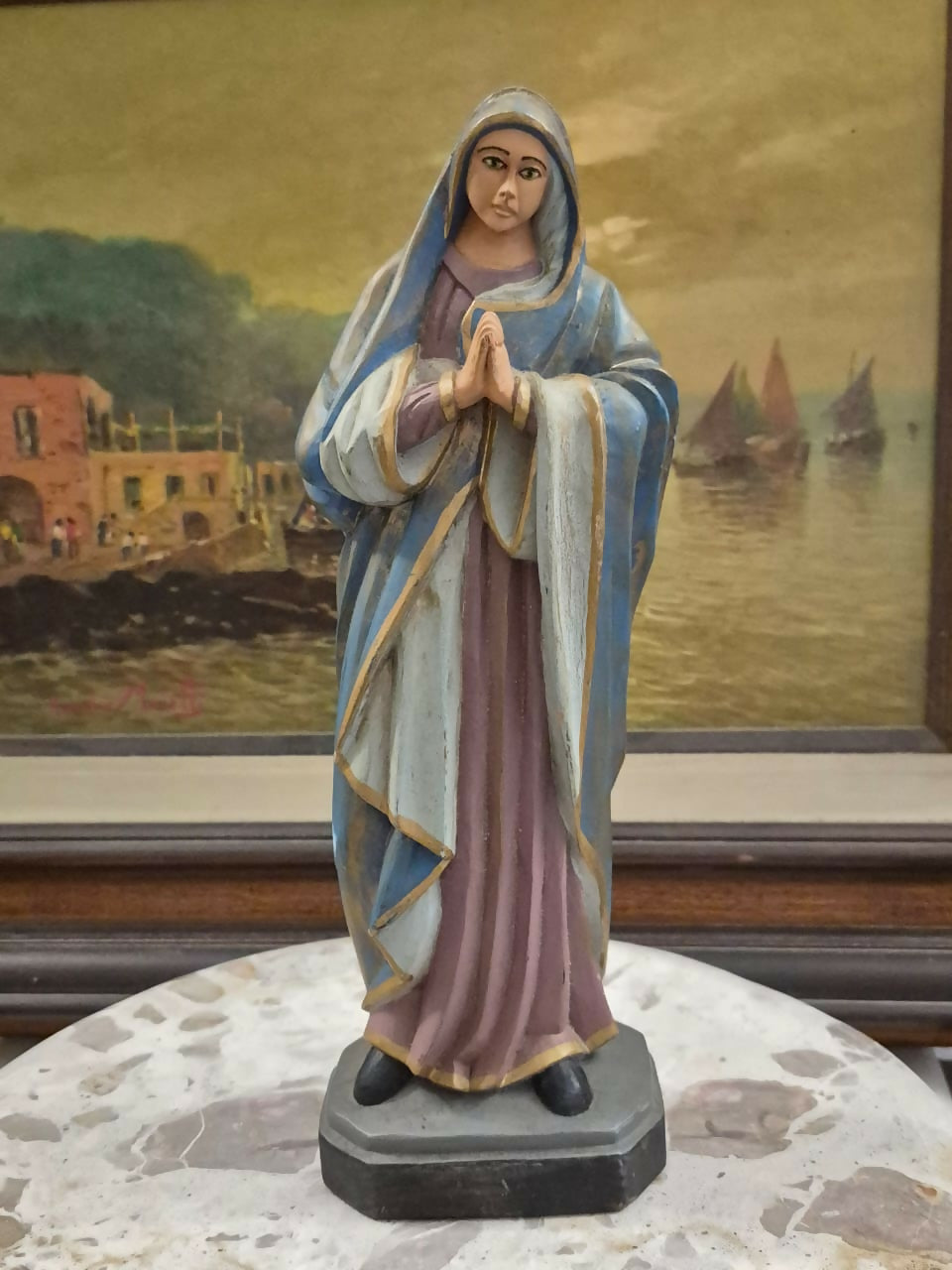 Escultura talhada em madeira, assinada pelo santeiro José Bezerra, representando Nossa Senhora das Dores, com policromia esmaltada.