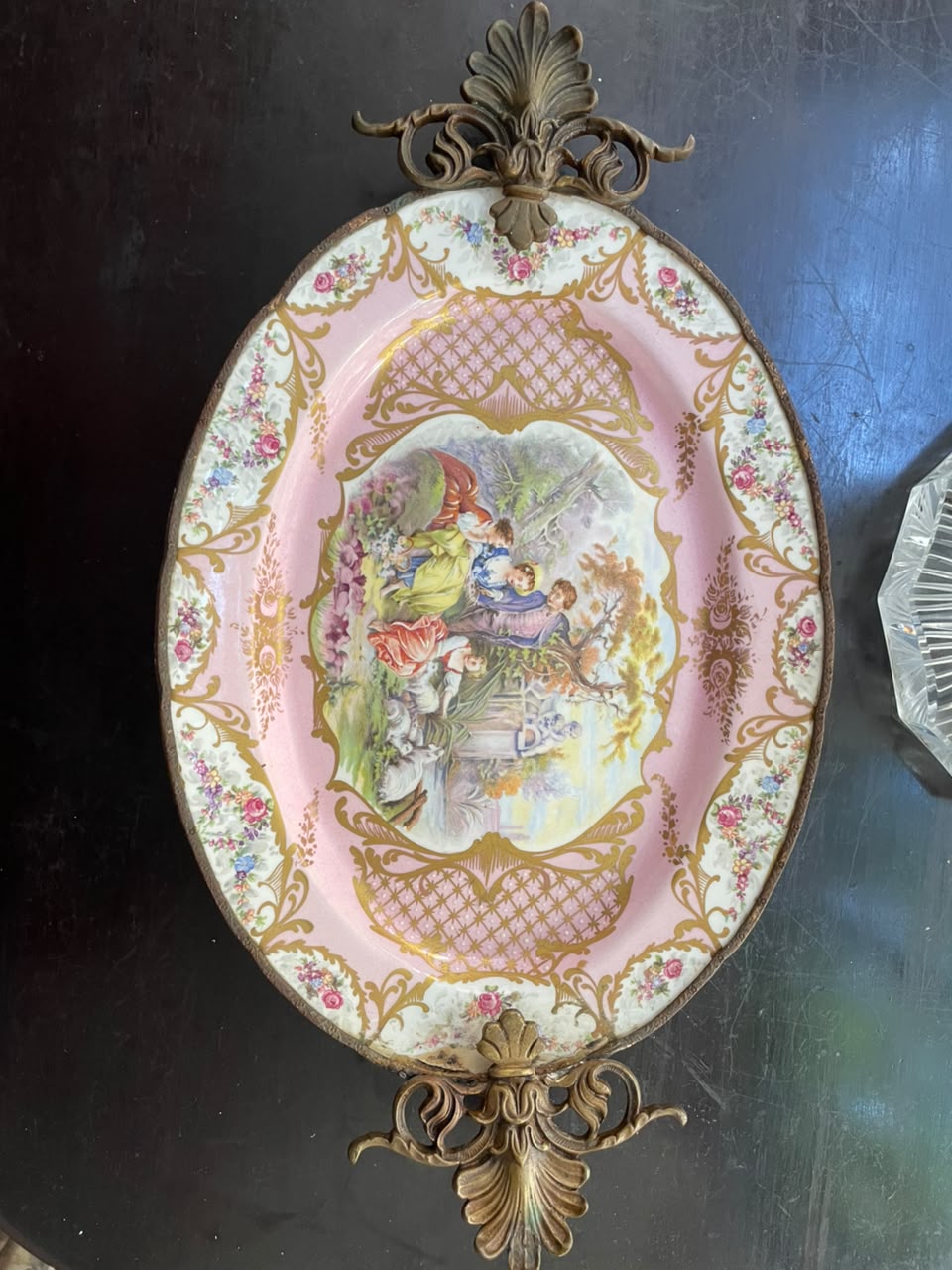 Grandiosa travessa em porcelana francesa de Limoges com cena galante em fundo rosa