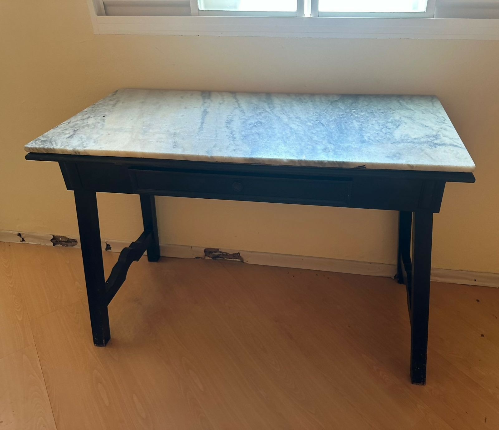 Aparador / mesa auxiliar / Escrivaninha - tampo pedra natural