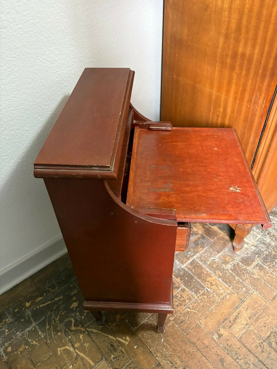 Escrivaninha infantil em madeira com mesinha retrátil