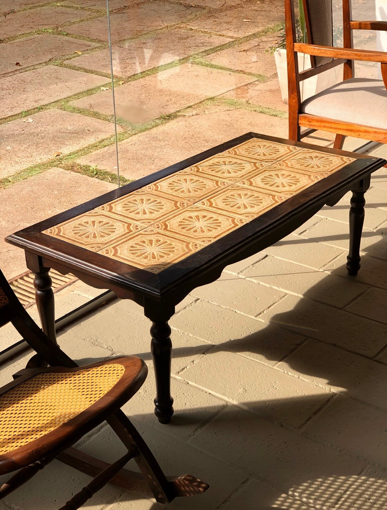 Mesa de centro retangular em madeira com azulejos