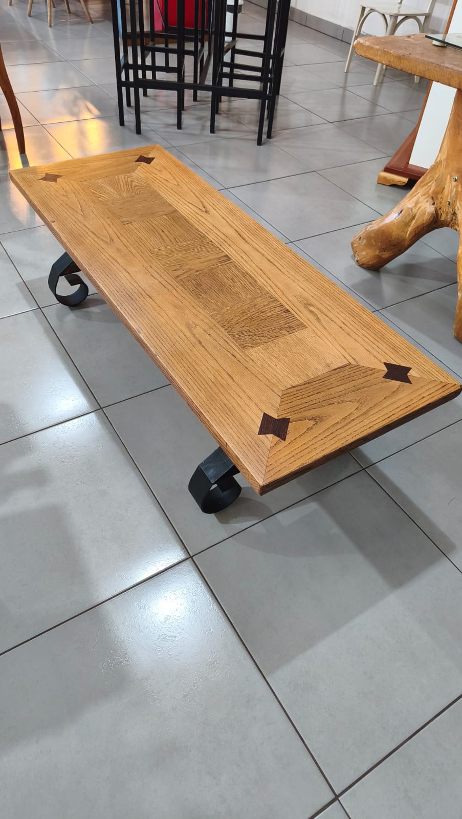Mesa de Centro retangular em Madeira com Detalhes de Marchetaria e Base Metálica Ornamental