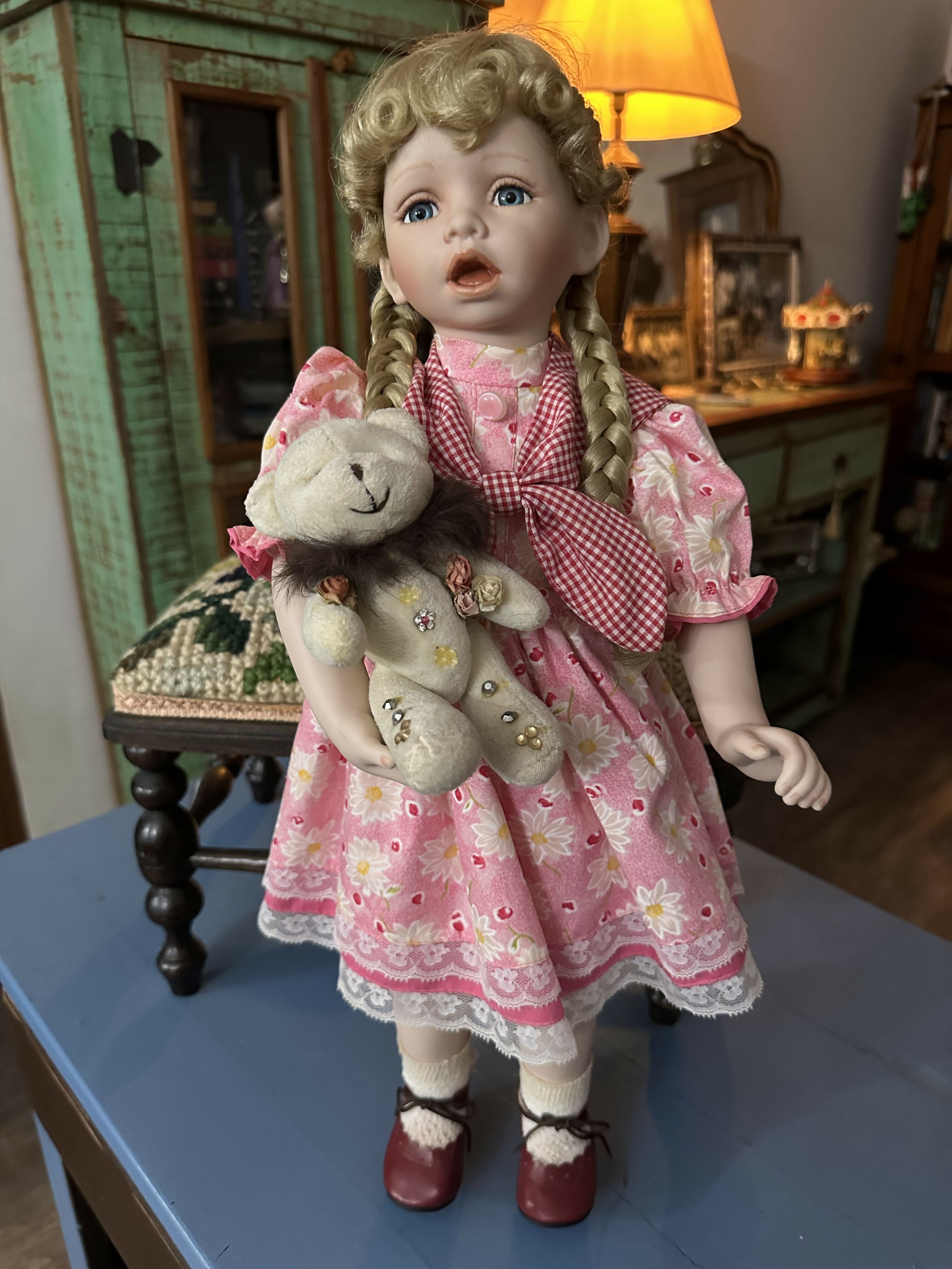 GLORIA LIVY - PORCELANA - GERMANY - Boneca alemã de coleção Cherry- Artisan