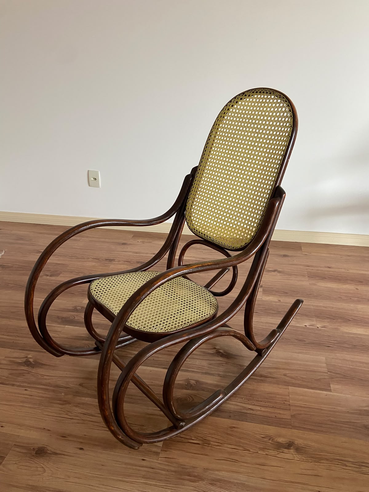 Cadeira Thonet de Balanço em madeira escura e Palhinha