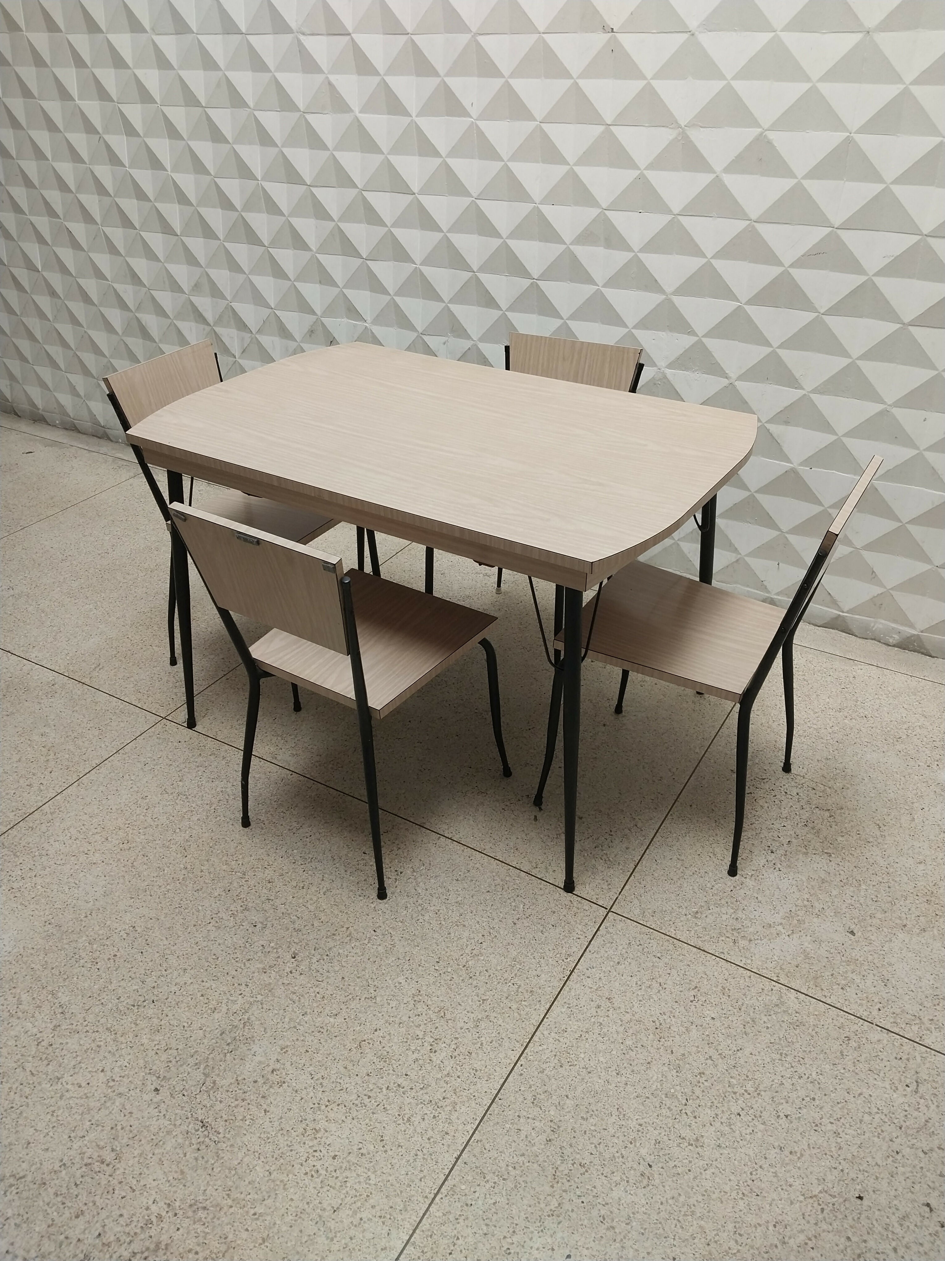 Mesa de Cozinha com 4 Cadeiras Anos 60 em Fórmica