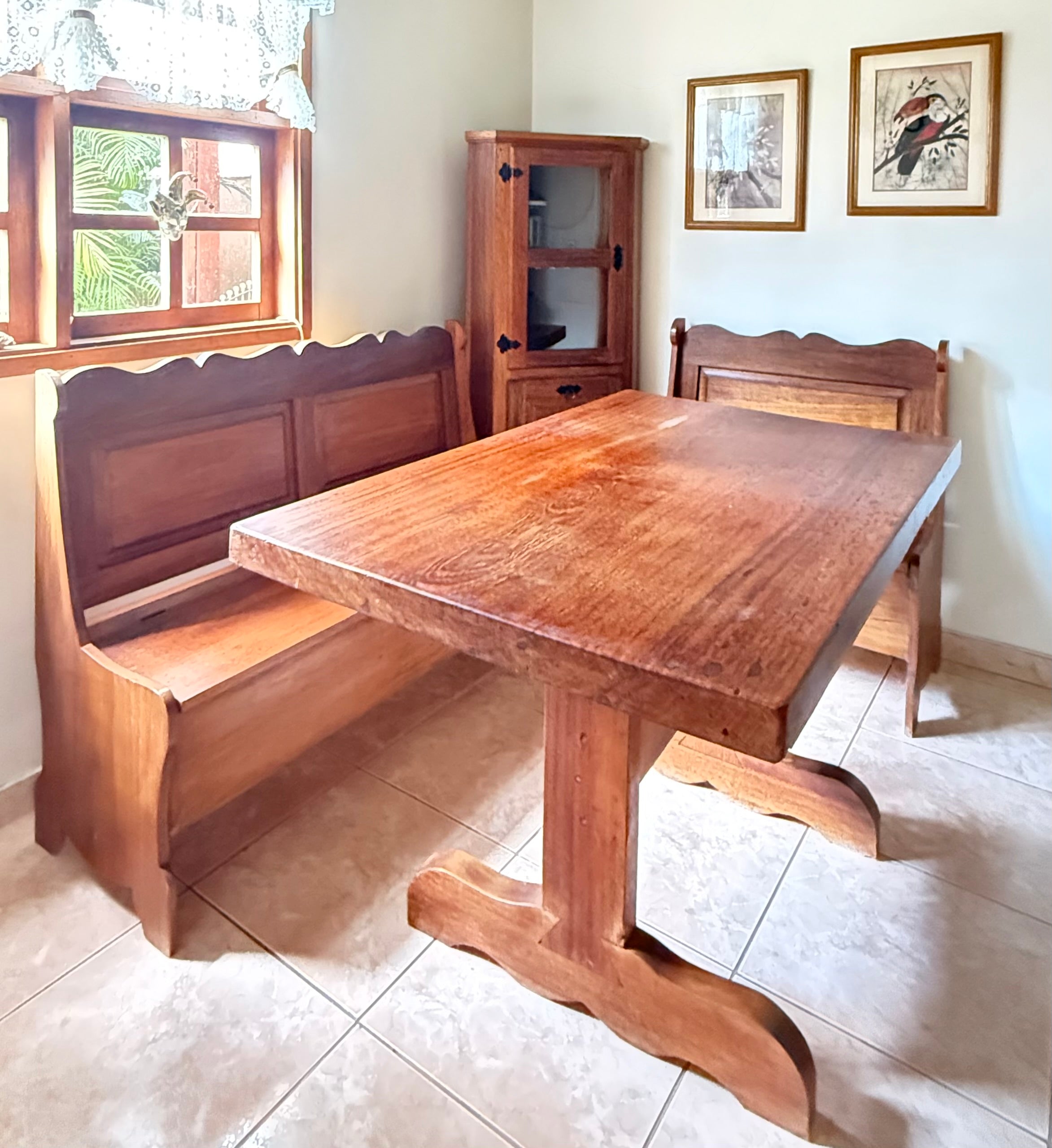 Belíssimo canto alemão (bancos, cristaleira, mesa) 