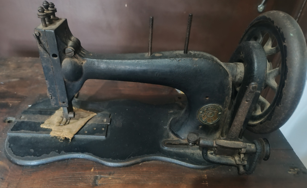 Máquina de Costura Singer Antiga com Mesa