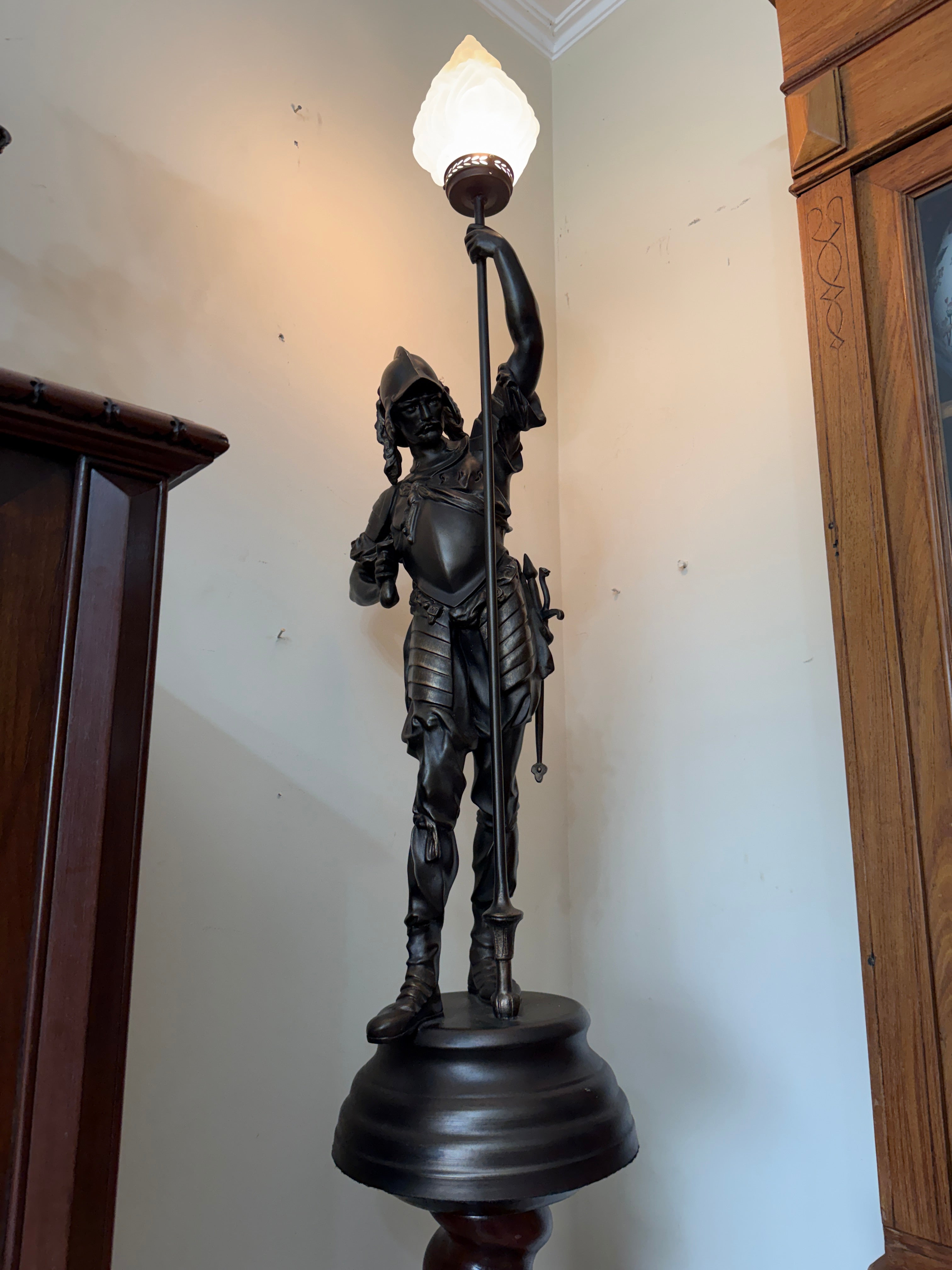 Belissima Luminária com escultura de petit bronze, representando um Guerreiro